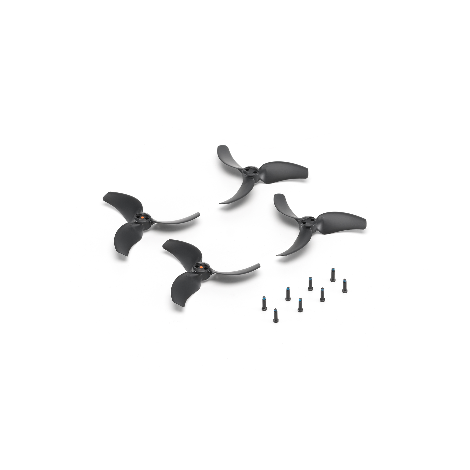 Vier zwarte drone propellers en diverse kleine blauwe schroeven tegen een witte achtergrond.
