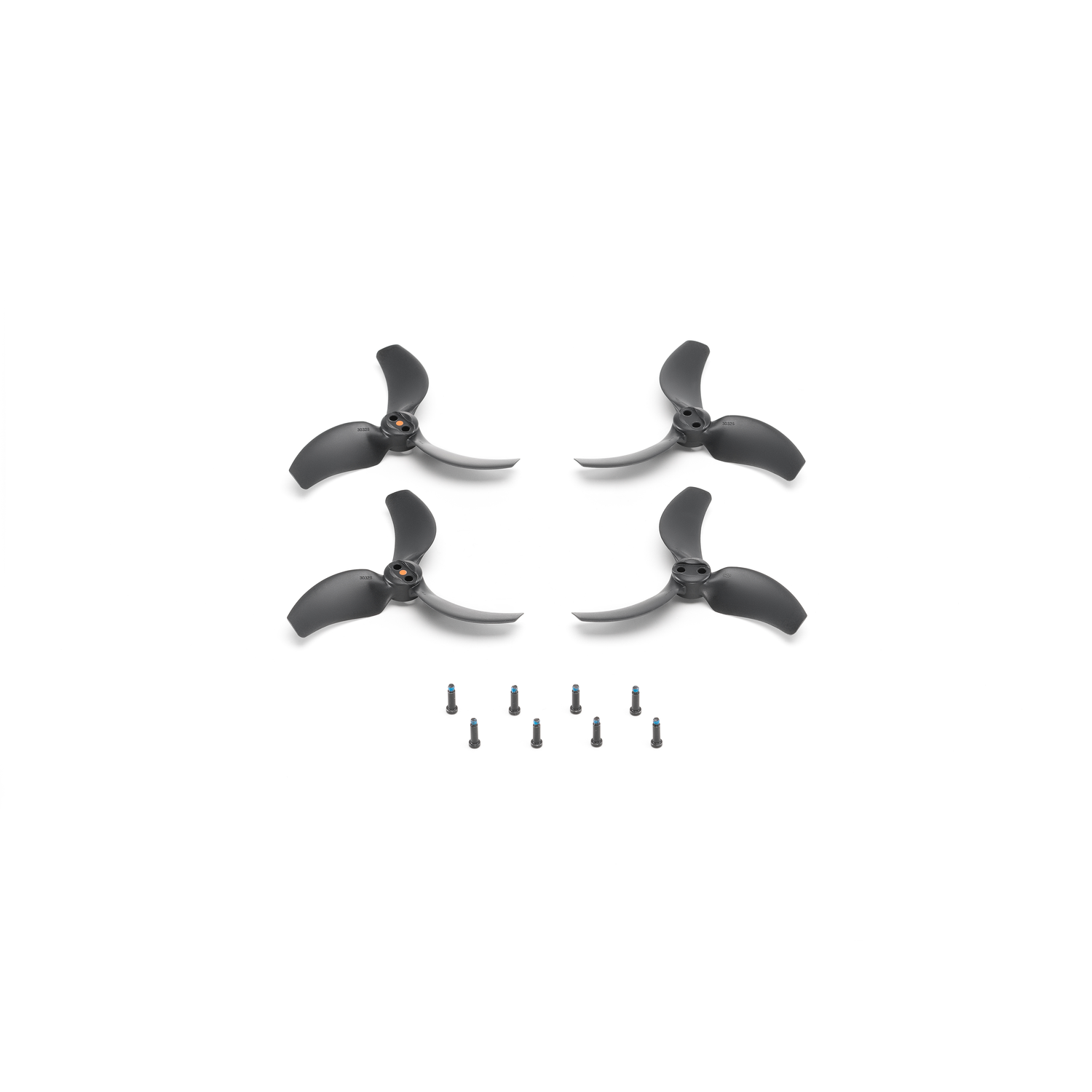 Vier zwarte dronepropellers met een set kleine blauwe schroeven op een witte achtergrond.