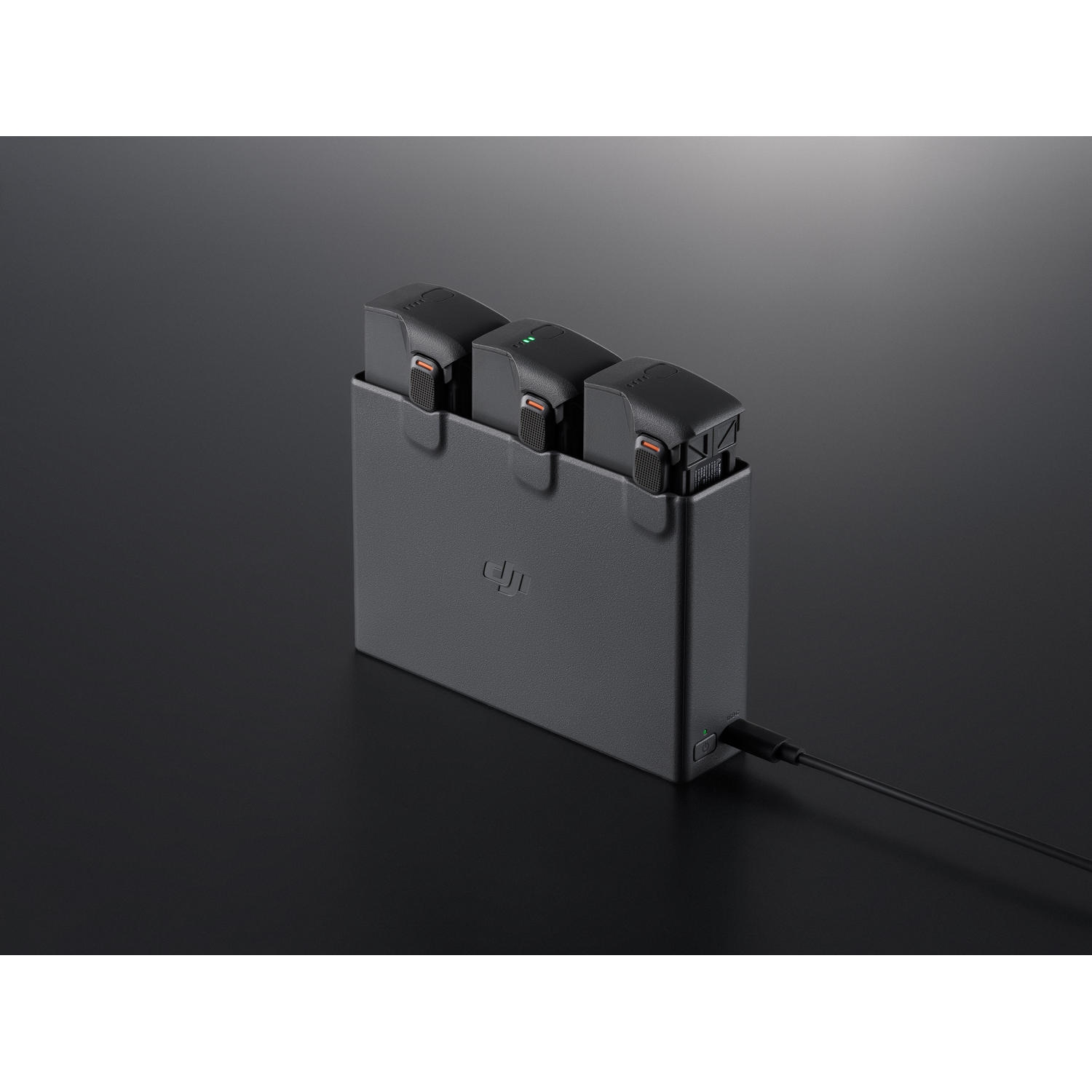 Een oplaadstation met 3 dronebatterijen.