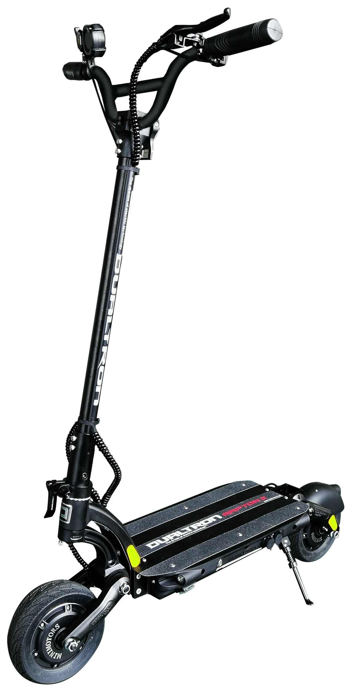 Czarna hulajnoga elektryczna z kierownicą na białym tle.