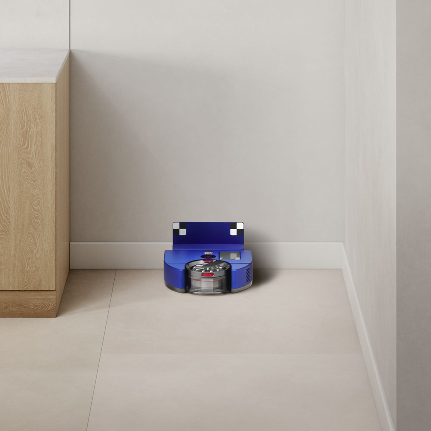 Un aspirapolvere robot blu su un pavimento piastrellato beige chiaro.