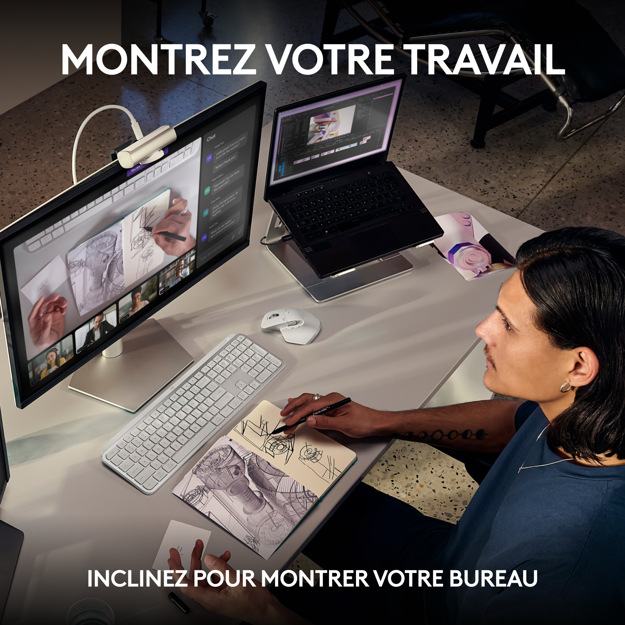 Une personne travaillant sur un ordinateur avec un moniteur, un clavier et un cahier.