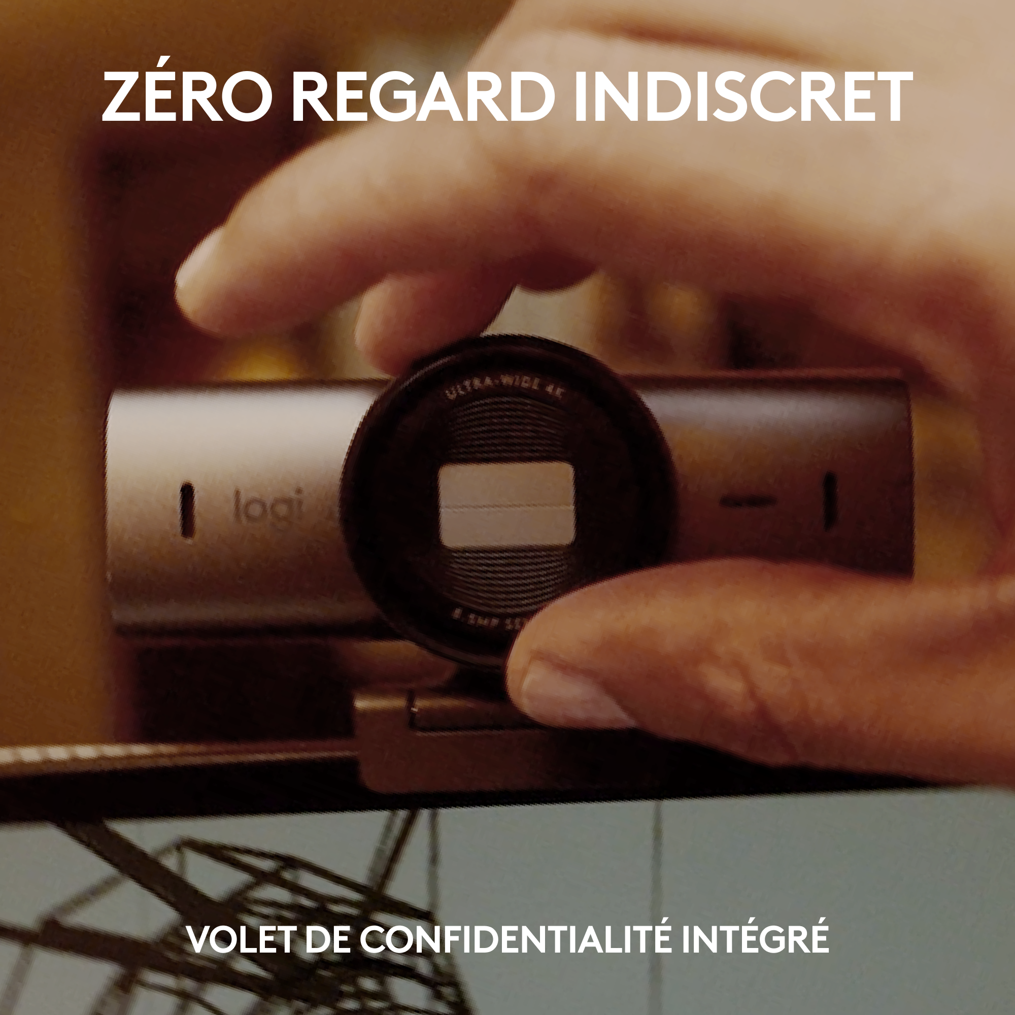 Gros plan sur une webcam, avec une main qui l'ajuste. Le texte dit : 'Zéro regard indiscret'.