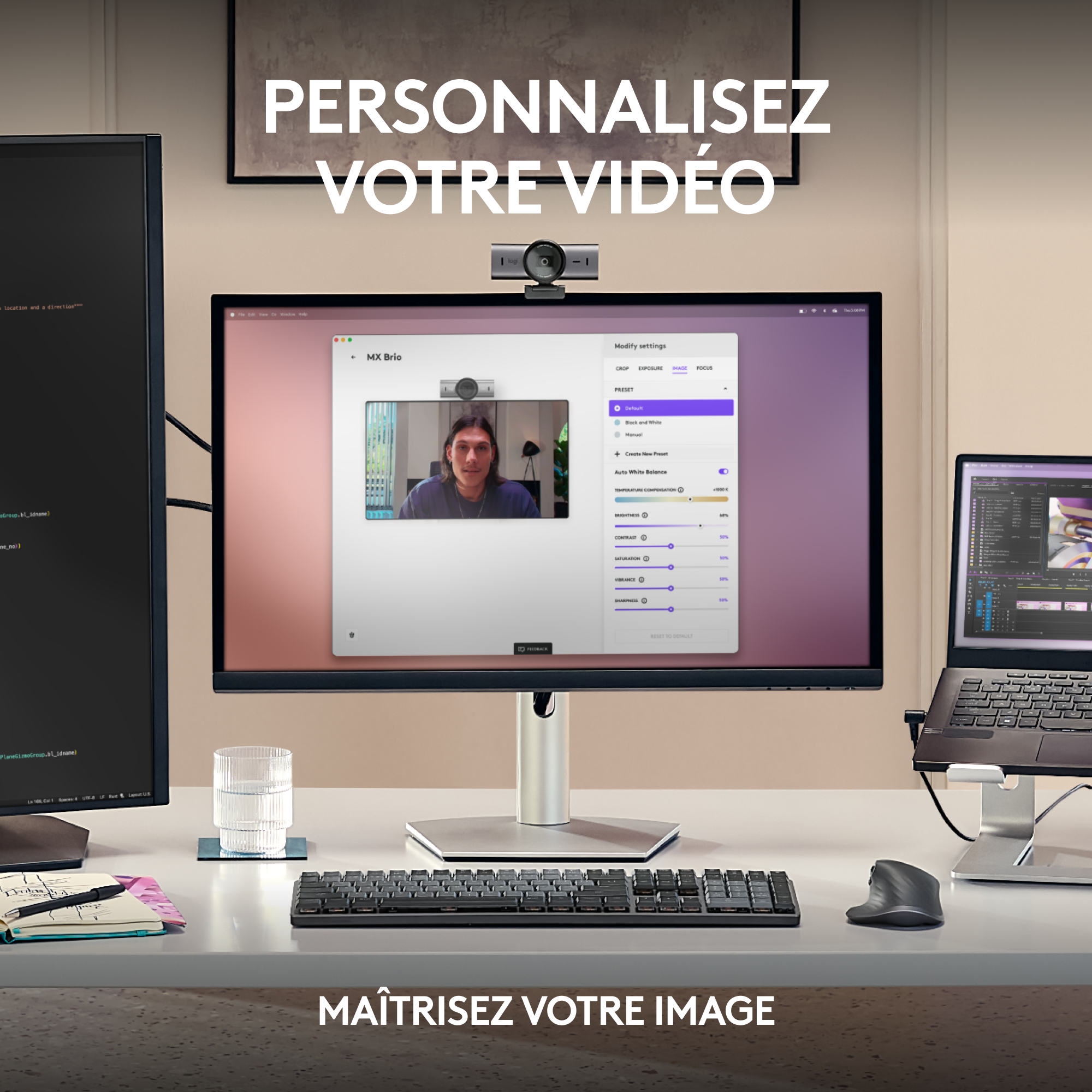 Configuration de bureau avec moniteurs, webcam, clavier et souris.