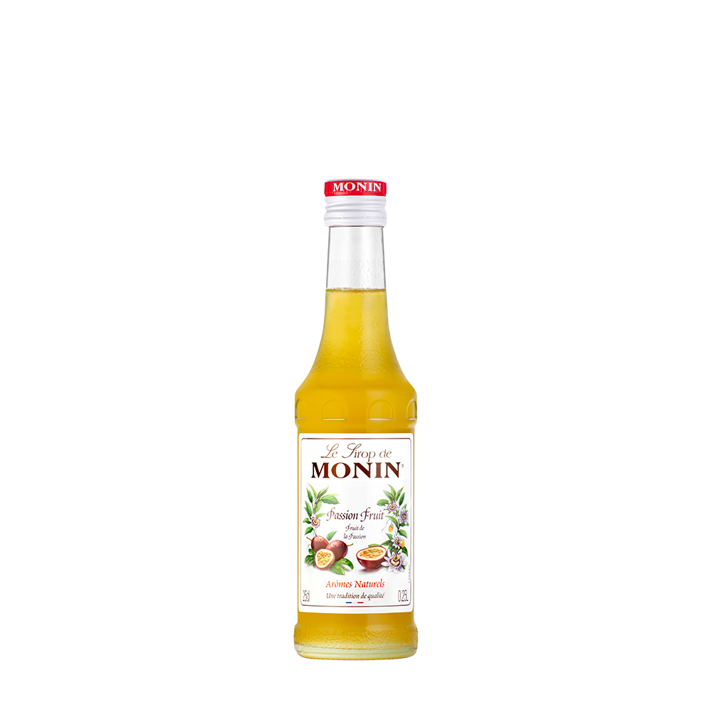 Monin Maracuja-Sirupflasche. Gelbe Flüssigkeit, mit roter Kappe und Etikett mit Fruchtbildern.