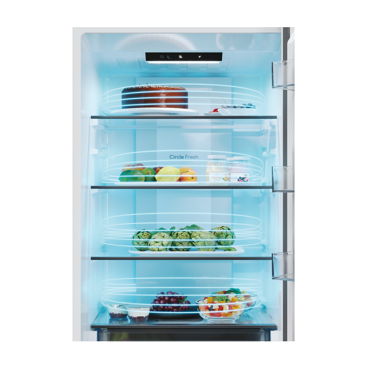 Interno frigorifero con ripiani e cibi: torta, frutta e verdura. Luce blu.