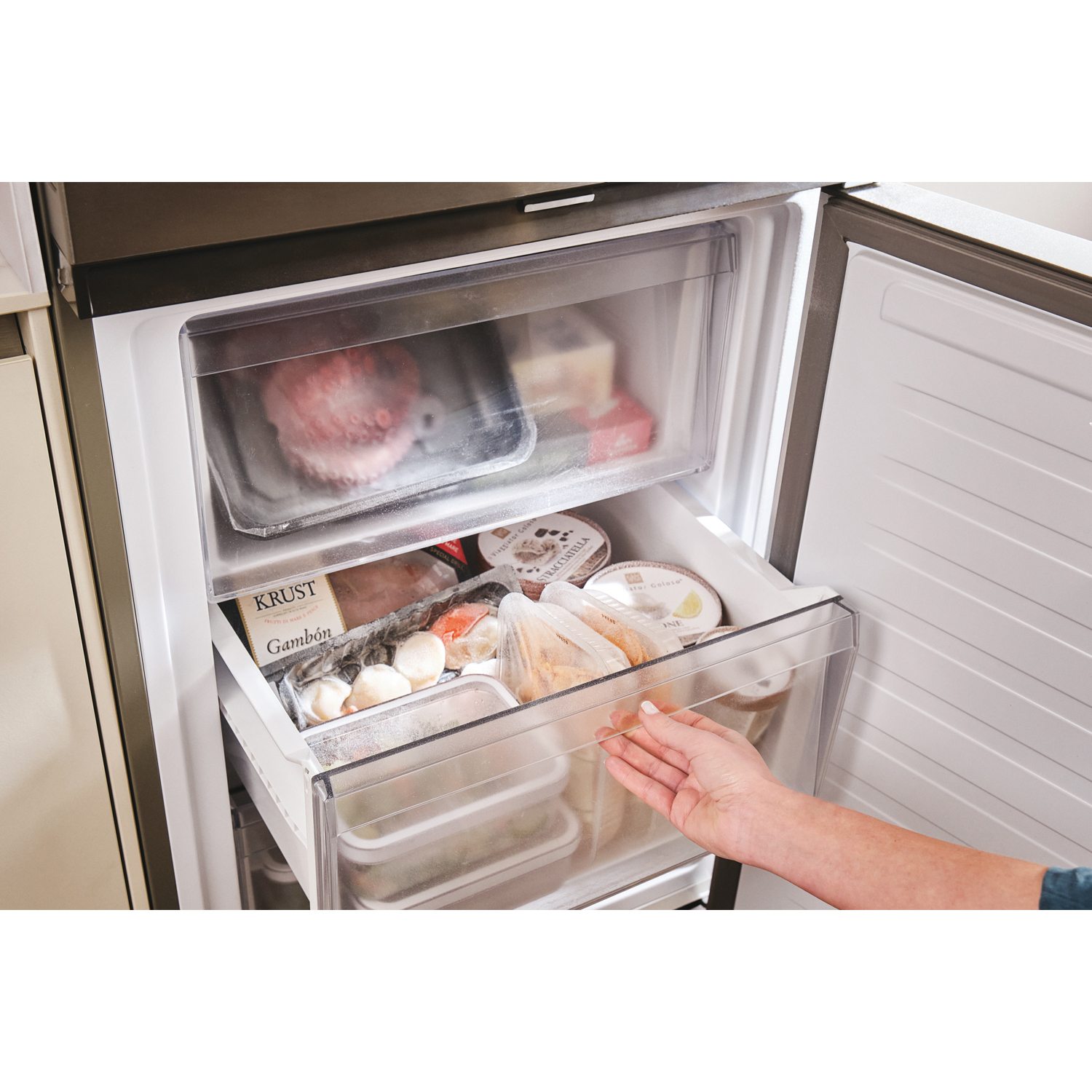 Frigorifero con cassetti aperti. Alimenti visibili all'interno dei cassetti.