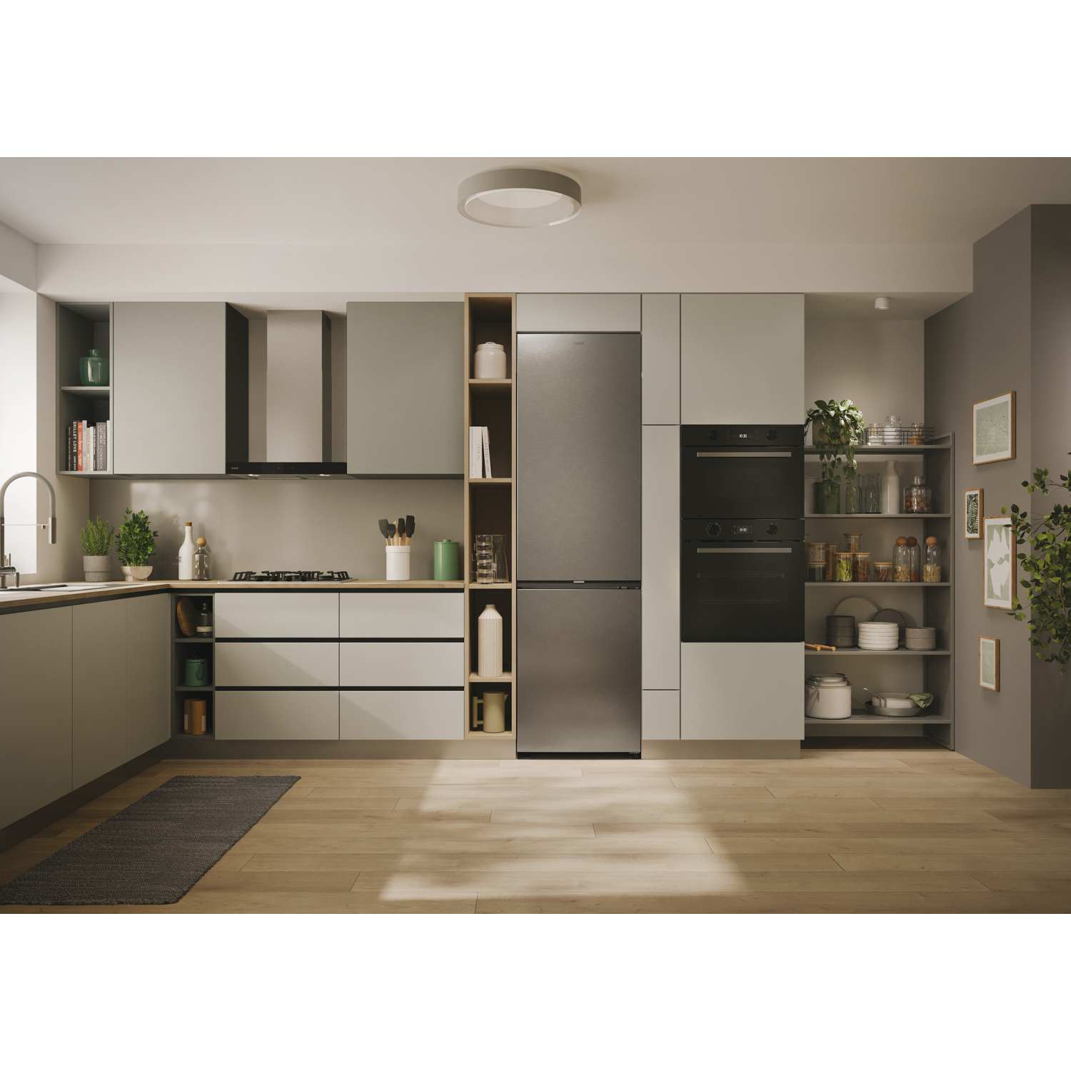 Cucina moderna con mobili grigi, frigorifero in acciaio inox, forno e pavimento in legno. Piante e tappeto.