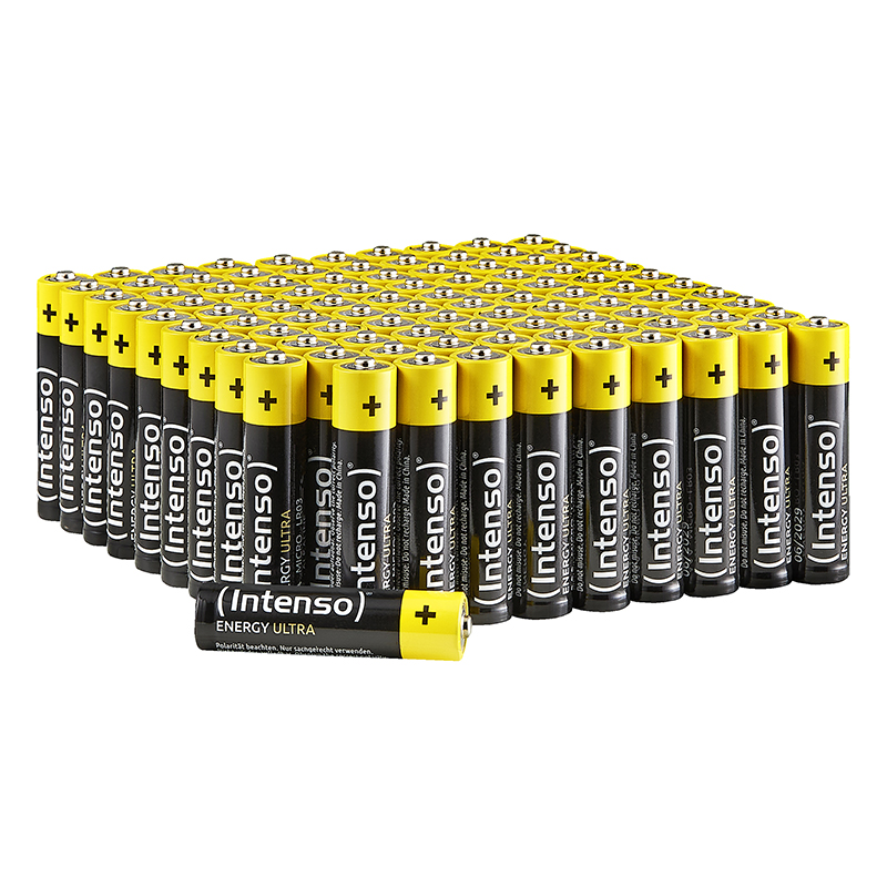 Eine große Anordnung gelb-schwarzer Intenso-Batterien. Eine Batterie ist von dem Stapel getrennt.
