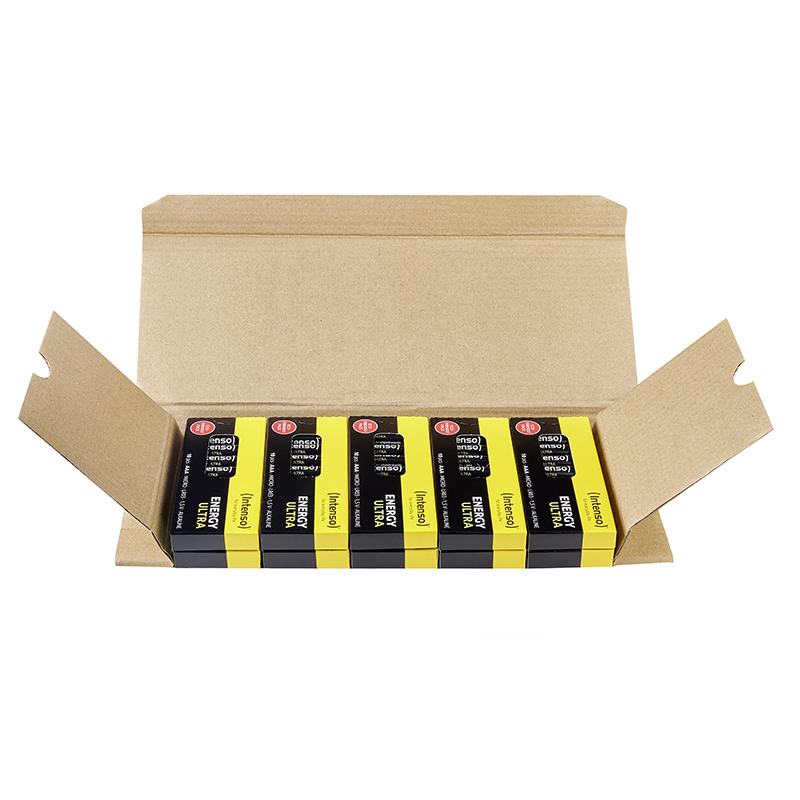 Ein Karton mit sieben Packungen gelb-schwarzer Batterien darin.