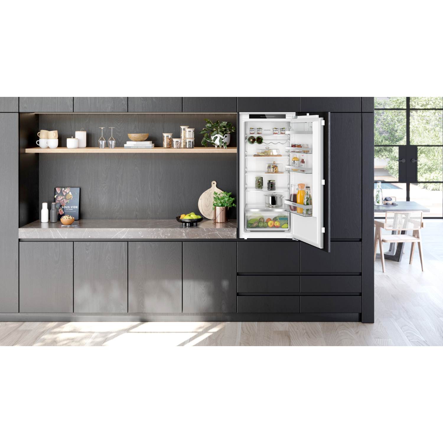 Moderne keuken met open koelkast. Koelkast met eten en drinken. Houten kasten en aanrecht. Raam.
