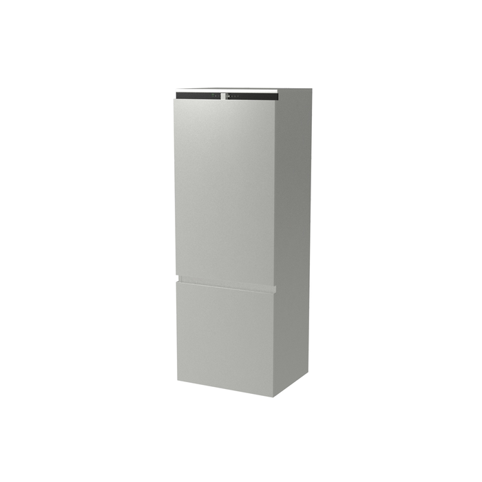 Refrigerador alto con acabado gris. Tiene dos puertas y un diseño limpio y moderno.