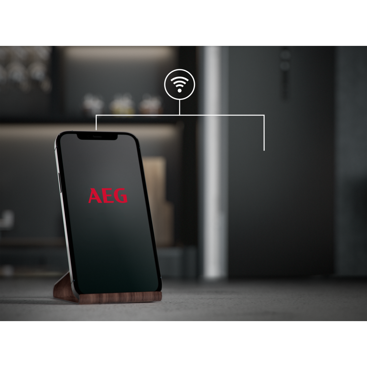 Se muestra un refrigerador negro con un teléfono inteligente que muestra el logotipo de AEG.
