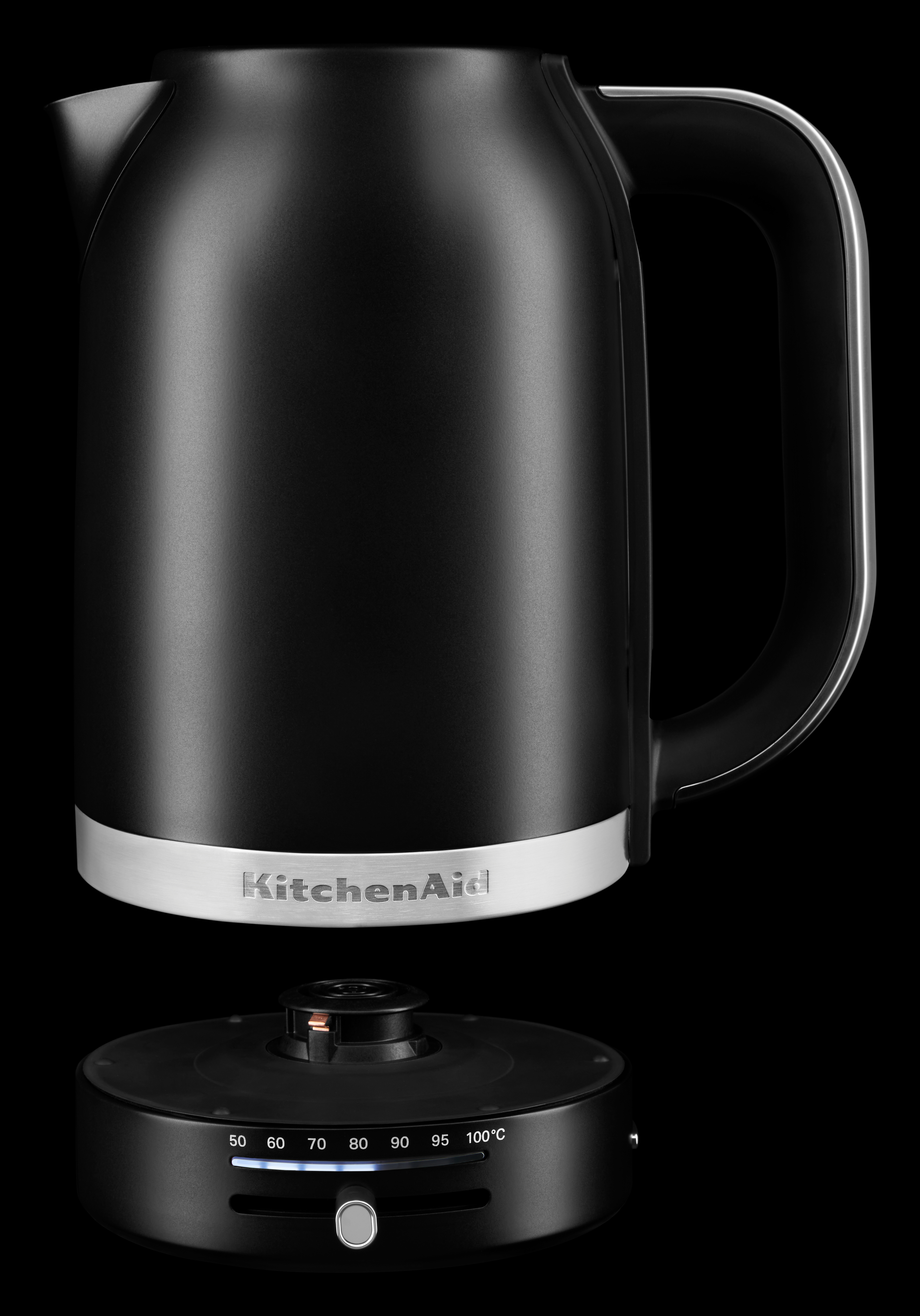 Schwarzer elektrischer KitchenAid Wasserkocher auf seiner Basis, mit Temperatureinstellungen.