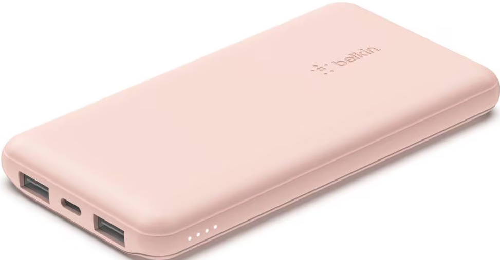 Une batterie externe Belkin rose avec ports USB sur fond blanc.