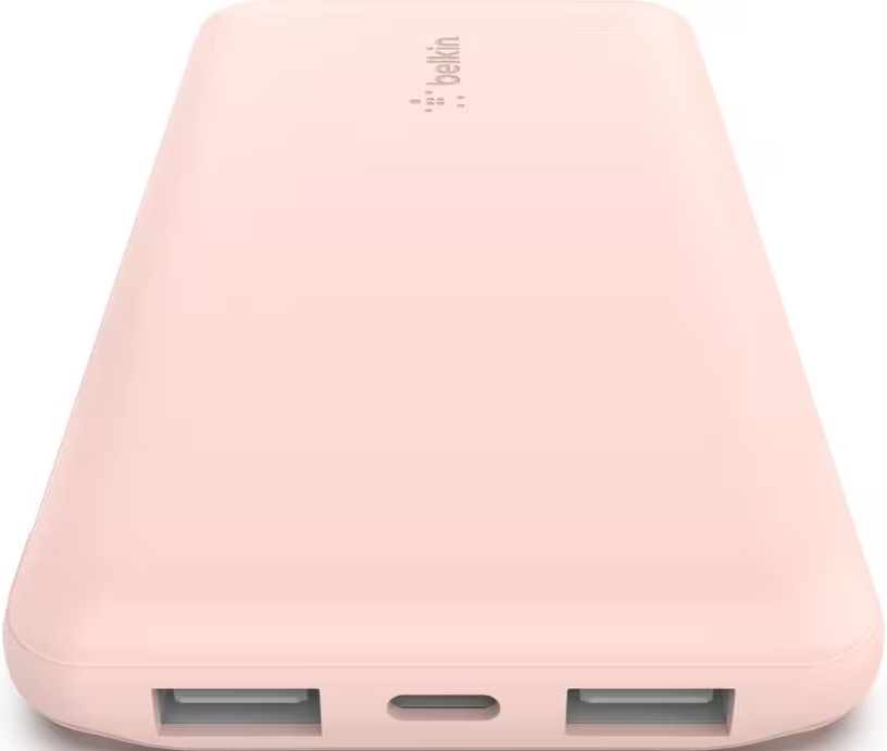 Une batterie externe Belkin rose. Il dispose de ports USB et USB-C.