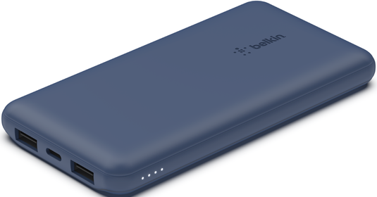 Une batterie externe Belkin bleu marine. Elle possède deux ports USB, un port USB-C et un indicateur d'alimentation. Le logo Belkin est en haut.