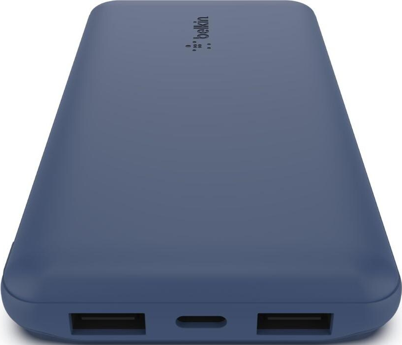 Une batterie externe Belkin bleue. La vue de dessus montre le logo Belkin. Le bas montre deux ports USB et un port de charge.