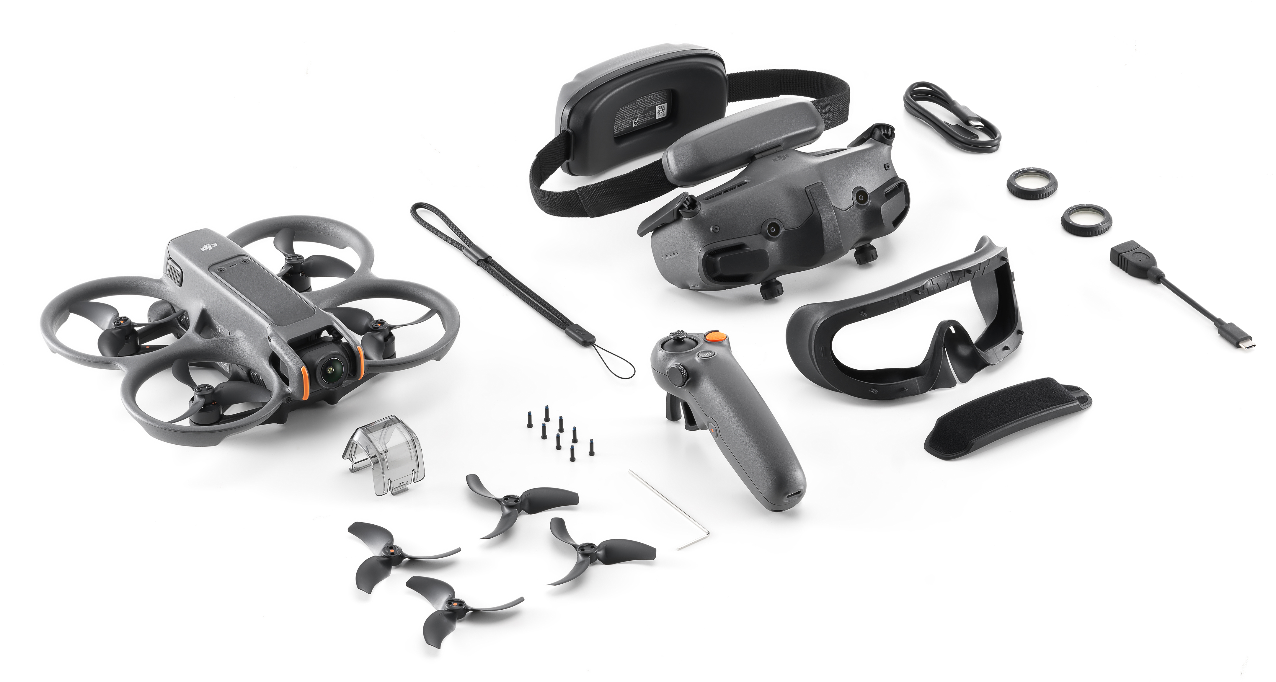 DJI Avata Drohnen-Kit, einschließlich Drohne, Brille, Controller, Propeller und Zubehör, alles auf Weiß.