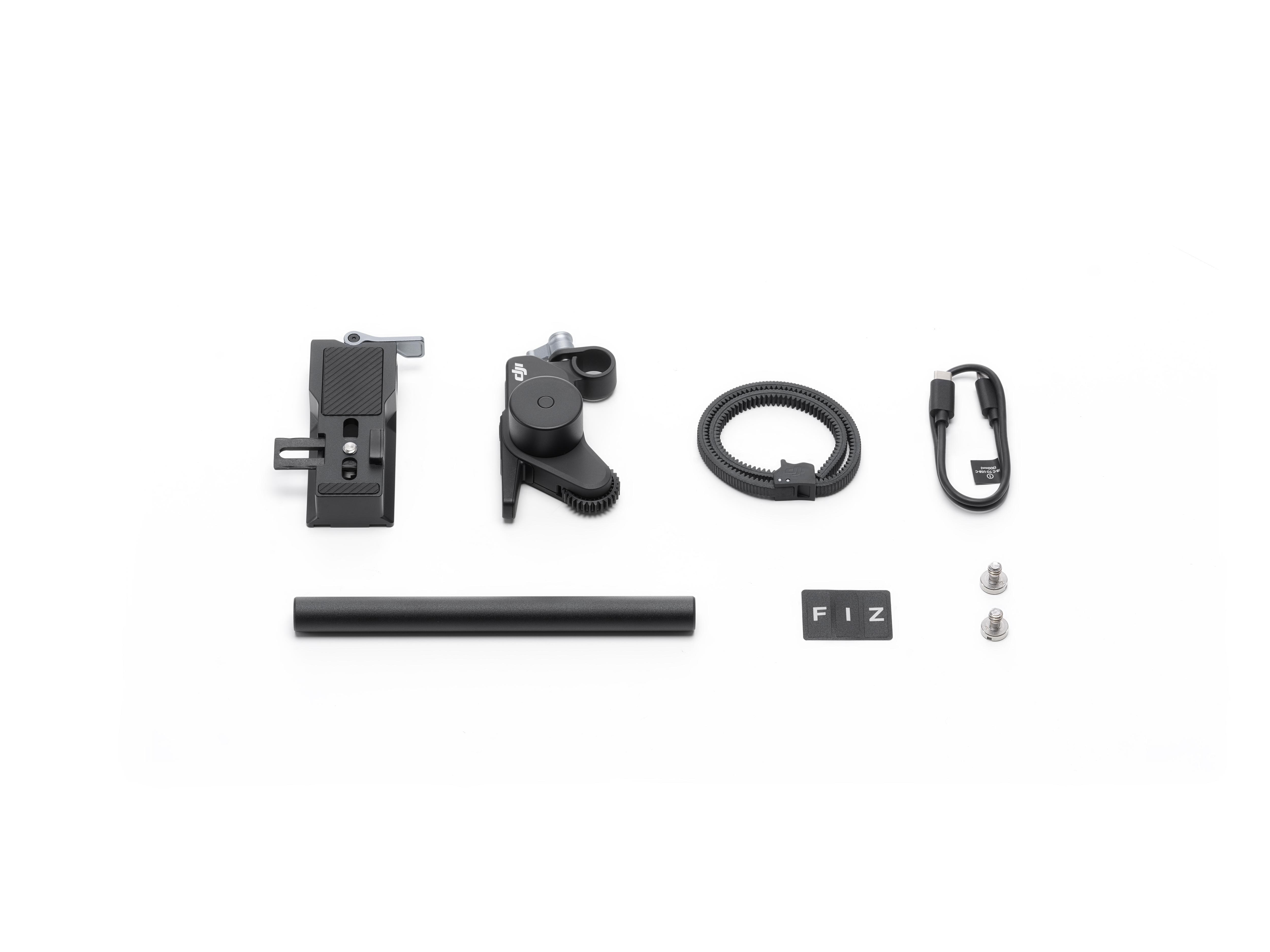 Komponenten für das DJI-Kamera-Gimbal-System, einschließlich Motor, Stange, Kabel und Schrauben, auf weißem Hintergrund.