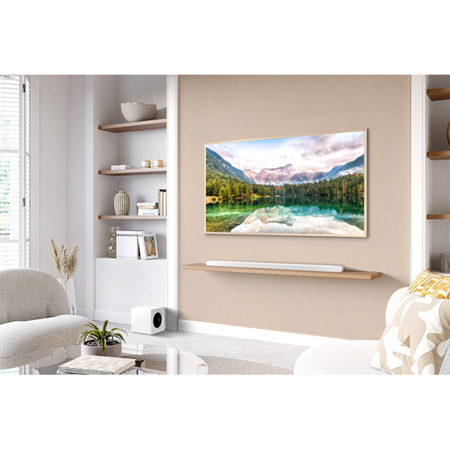 Salon avec une TV au-dessus d'une étagère en bois, des enceintes et une vue sur la fenêtre.