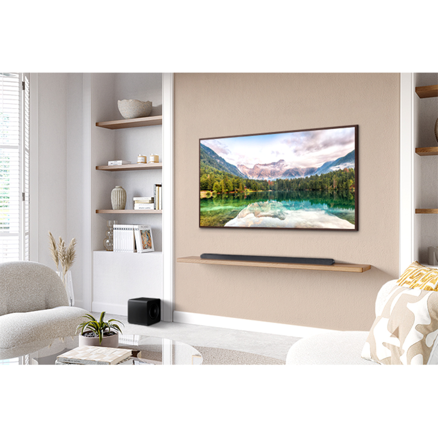 Salon avec téléviseur au mur. Barre de son en dessous. Canapé et table d'appoint au premier plan.