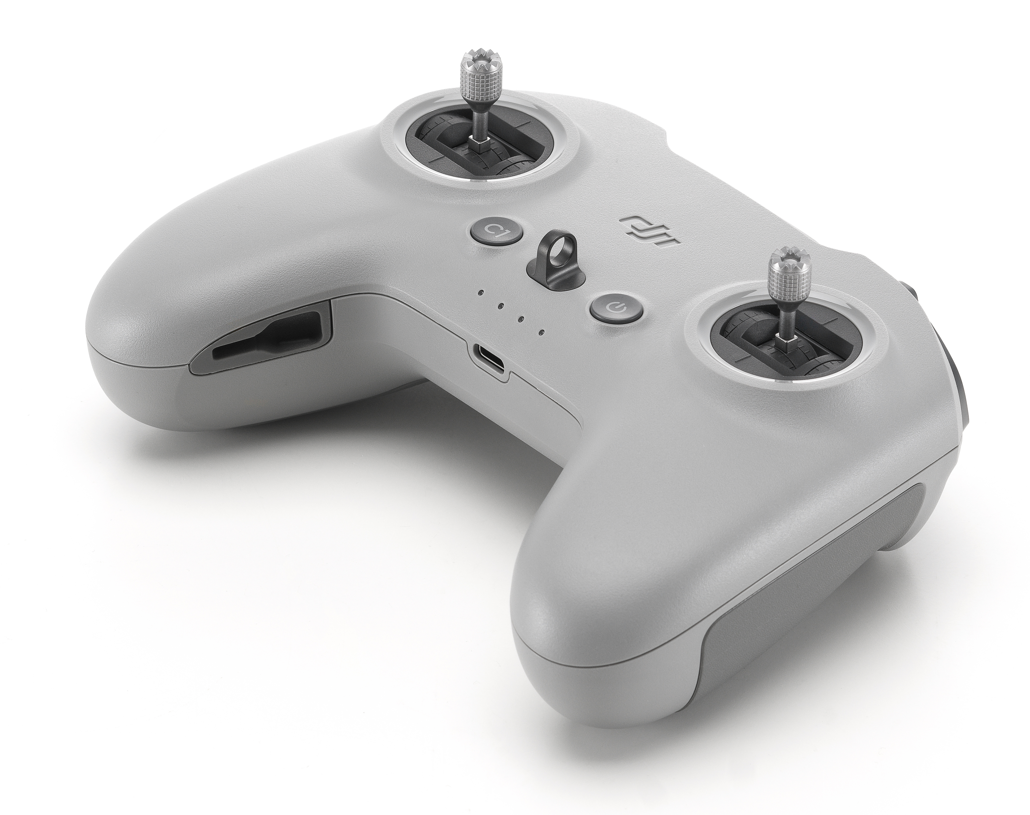 Grauer DJI Drohnen-Controller mit zwei Joysticks, mehreren Knöpfen und einem Ladeanschluss.