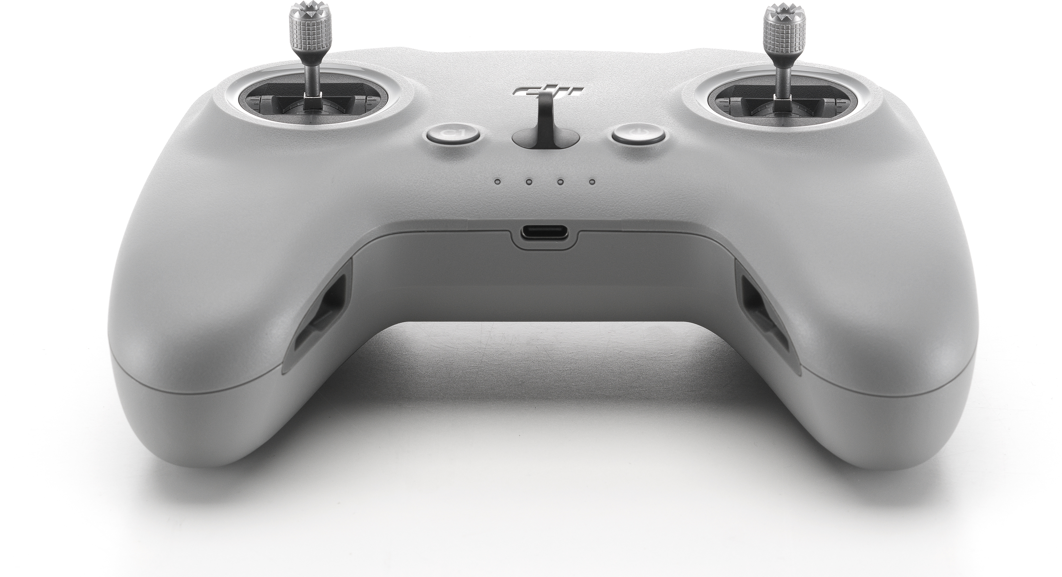 Eine graue Drohnen-Fernbedienung mit zwei Joysticks auf weißem Untergrund.