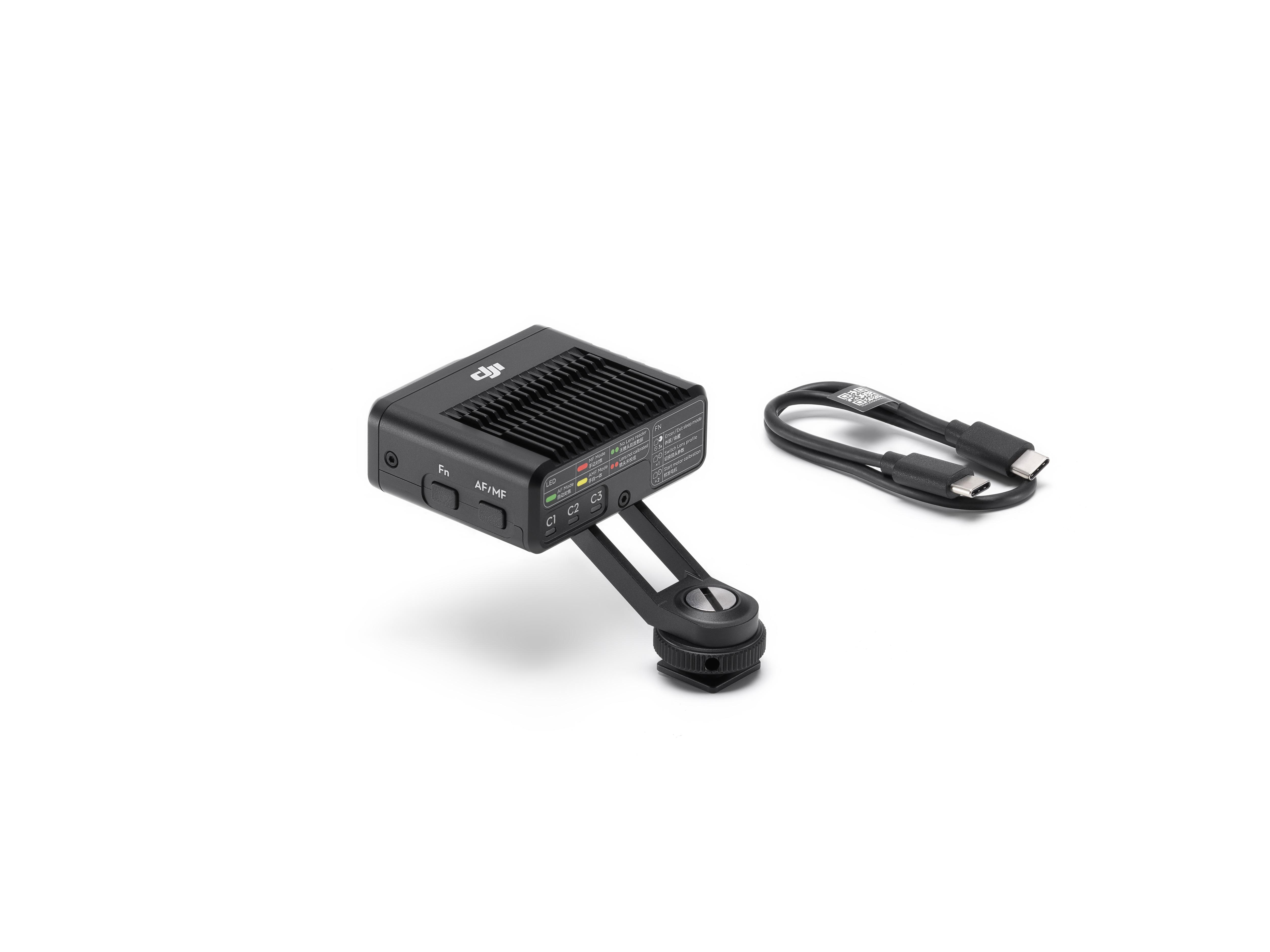 Schwarzes DJI-Licht mit Halterung und USB-Kabel. Es ist vor weißem Hintergrund.