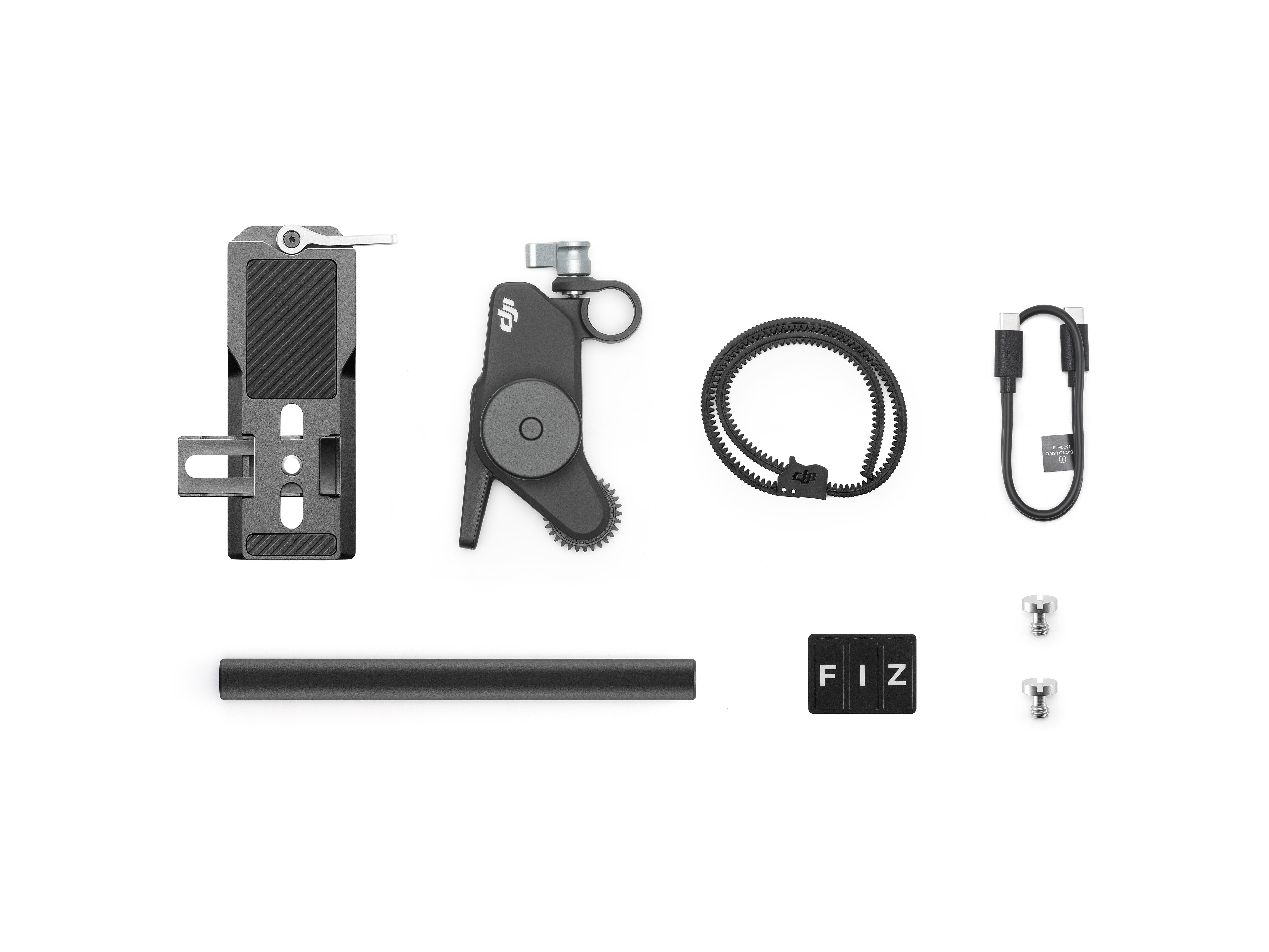 Verschiedene Gegenstände: ein Käfig, ein Rad, ein Kabel und eine kleine schwarze Box. Alles auf weißem Hintergrund.
