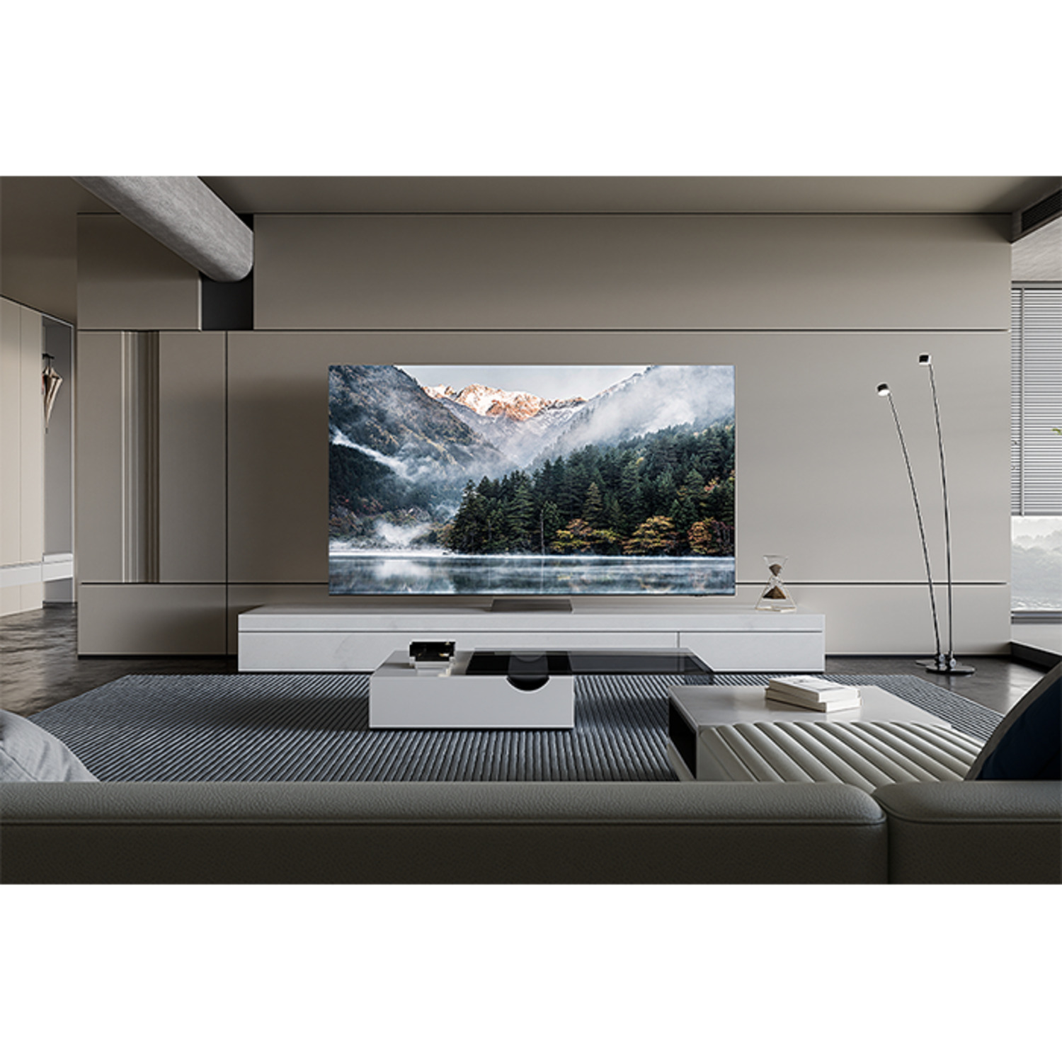 Een moderne woonkamer met een tv die een berglandschap toont. Een bank en een salontafel ervoor.