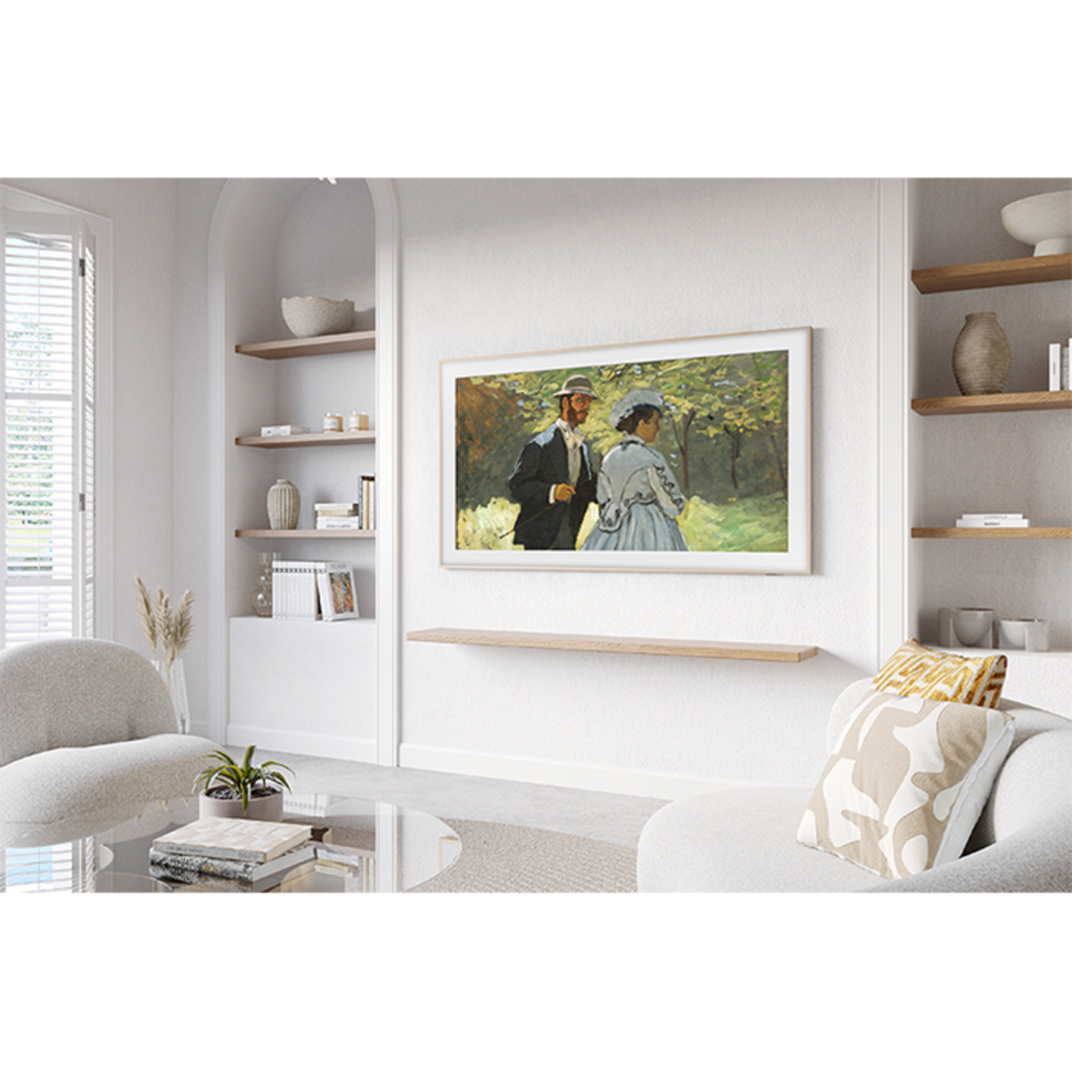 Een ingelijst schilderij aan een witte muur met planken, een fauteuil en een glazen tafel.