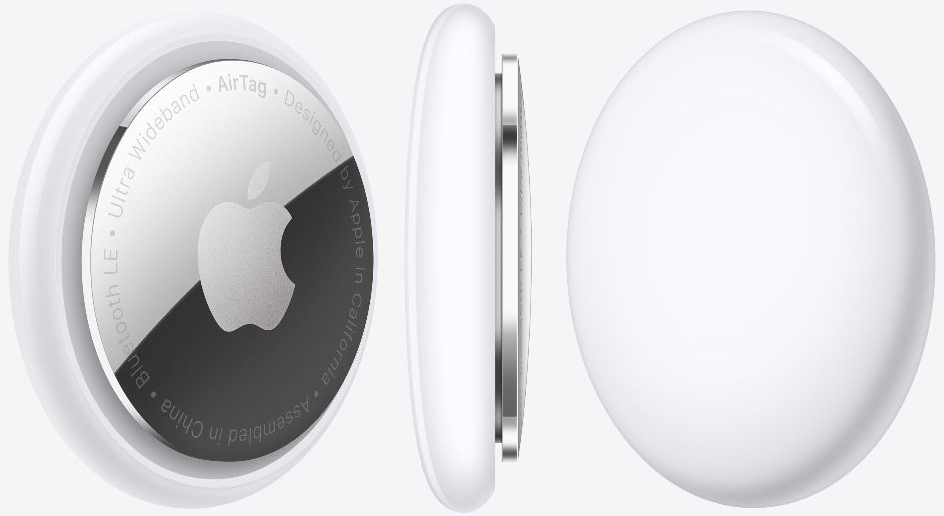 Három nézet egy fehér Apple AirTag-ről. Ezüst hátlapja van, Apple logóval.