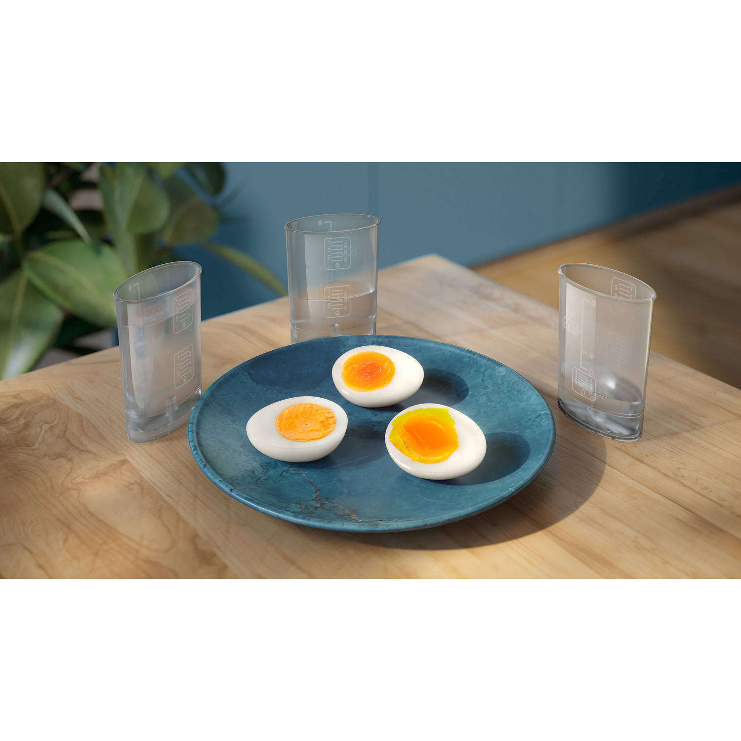 Drie eierhelften op een blauw bord, met drie doorzichtige maatbekers.