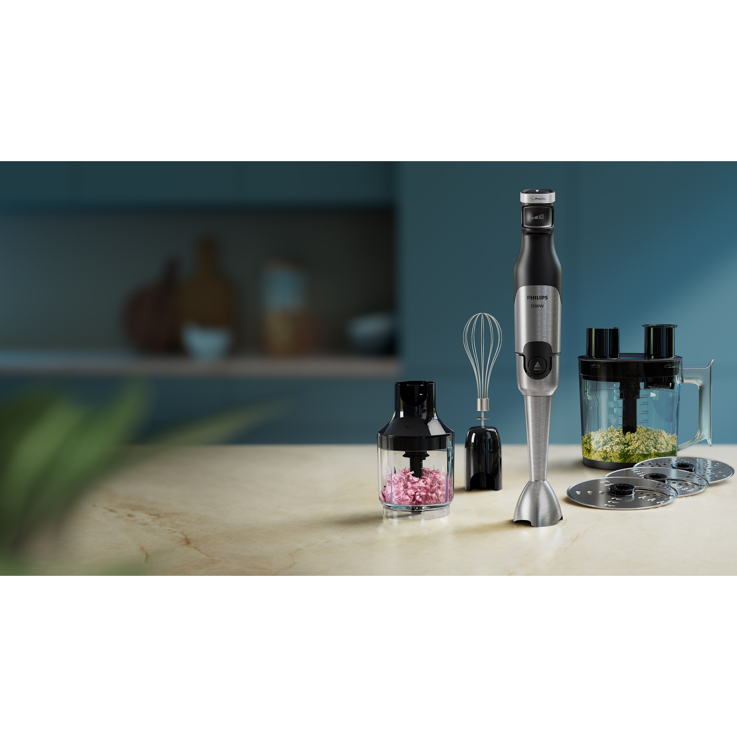 Een blender met diverse opzetstukken en ingrediënten op een aanrecht.