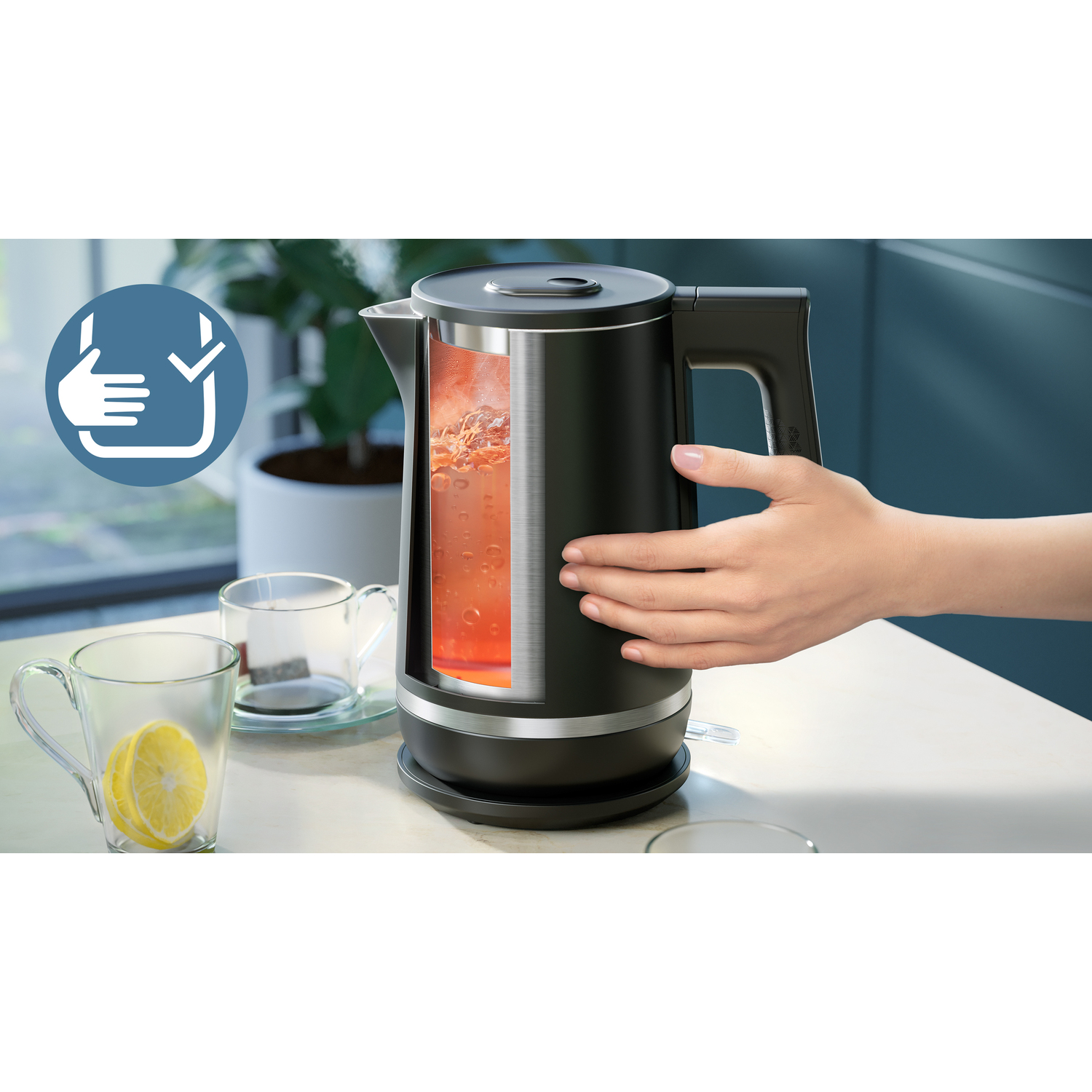 Zwarte elektrische waterkoker die kokend water laat zien. Een hand houdt de waterkoker, het glas en de citroen vast.