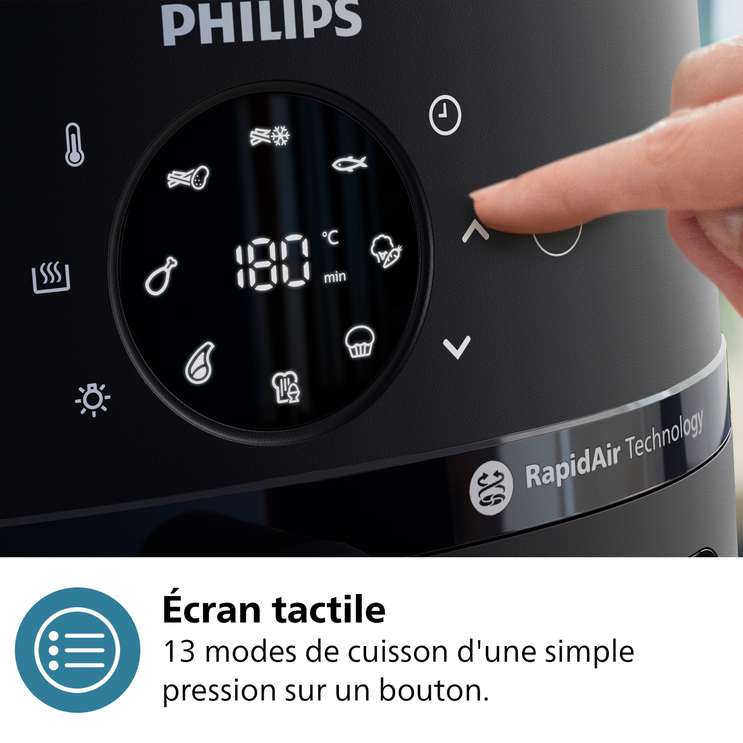 Gros plan sur une friteuse à air noire avec une interface tactile. Une main sélectionne un mode de cuisson.