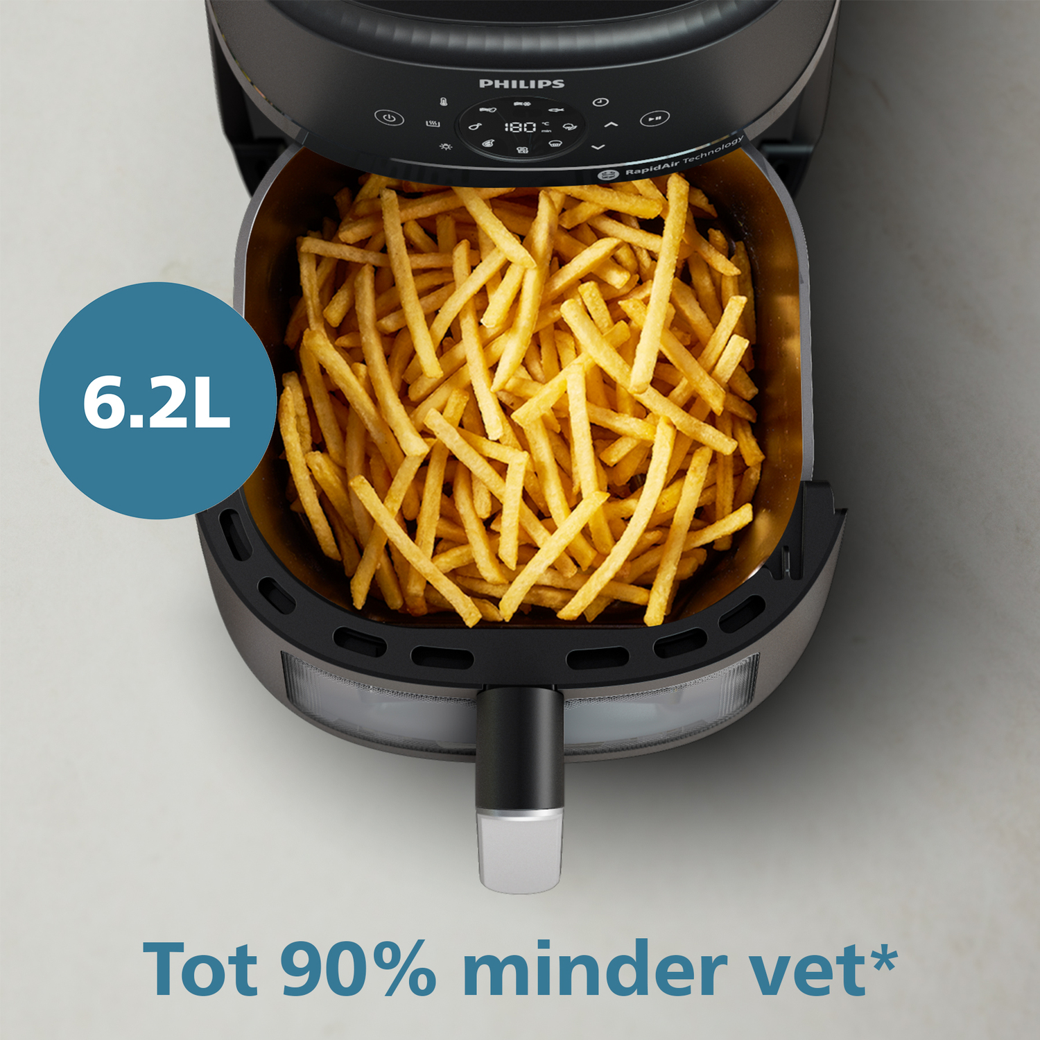 Een airfryer met friet, met een label van 6,2L.
