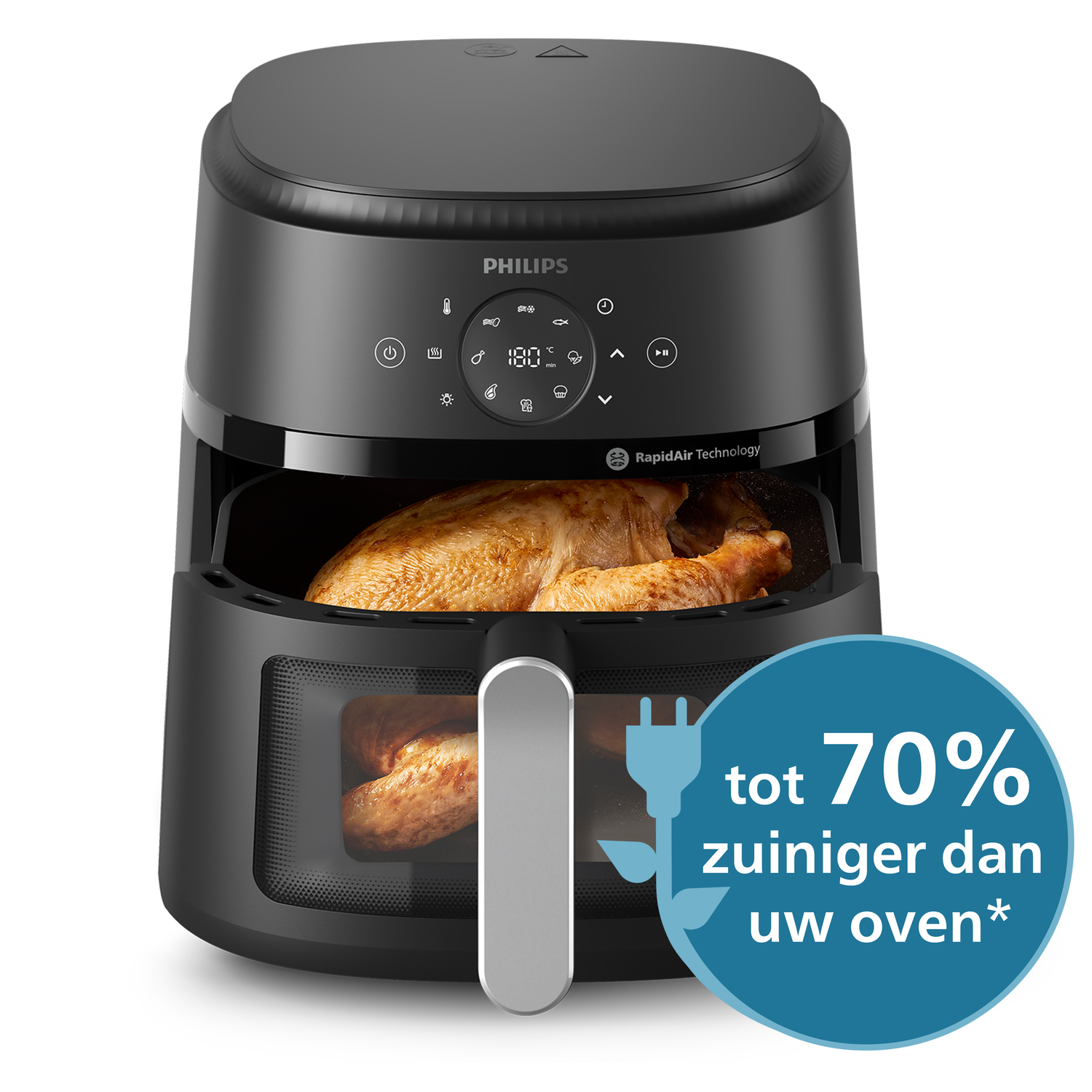 Zwarte airfryer met een gekookte kip en tekst over energiebesparing.