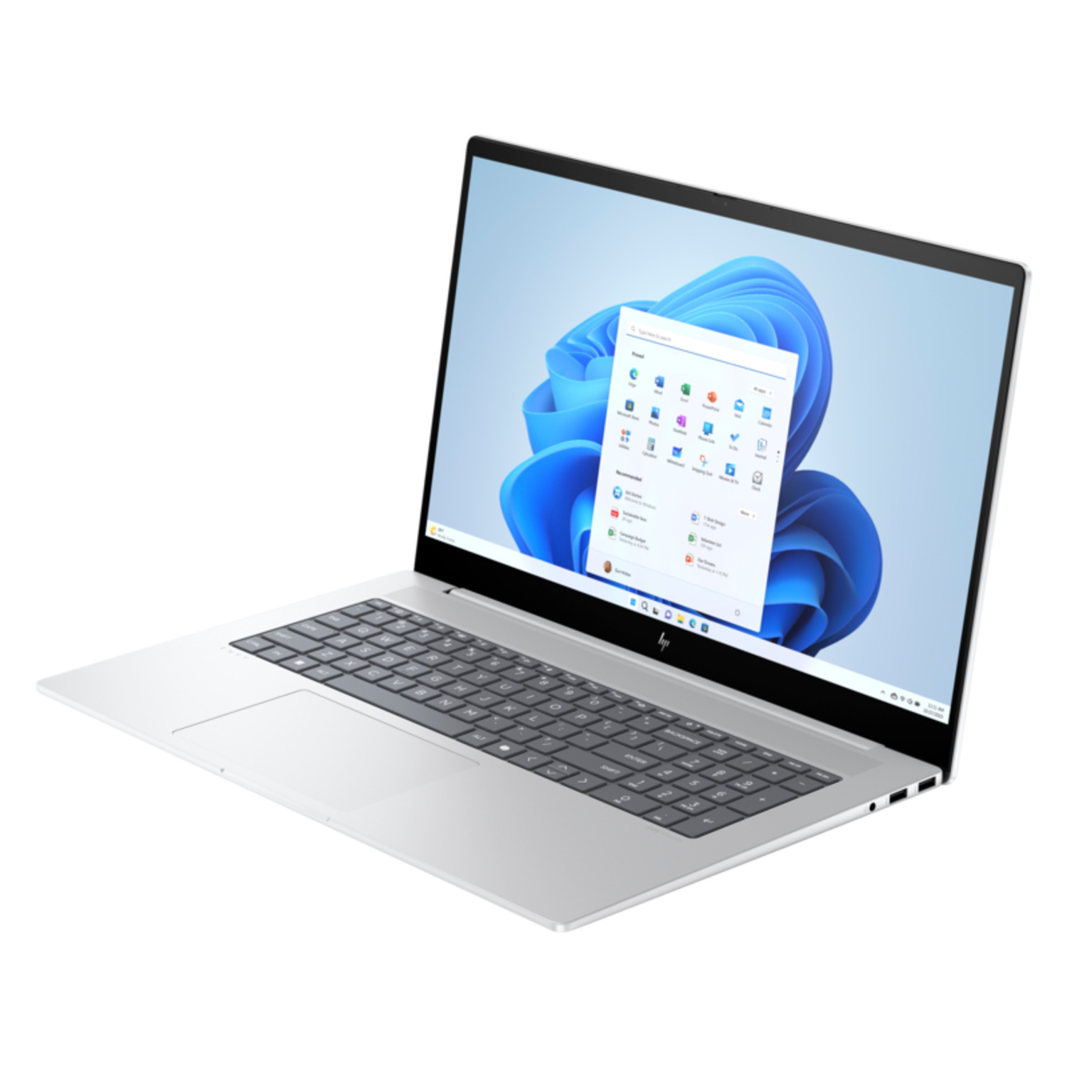 Un ordinateur portable argenté sur une surface blanche, ouvert sur un écran de bureau Windows 11.