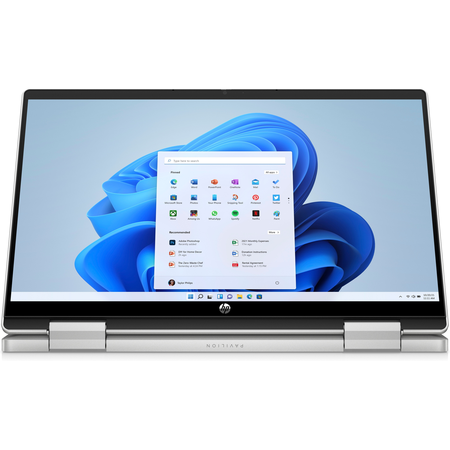 Laptop met Windows 11-interface met apps, witte achtergrond, zilveren frame.