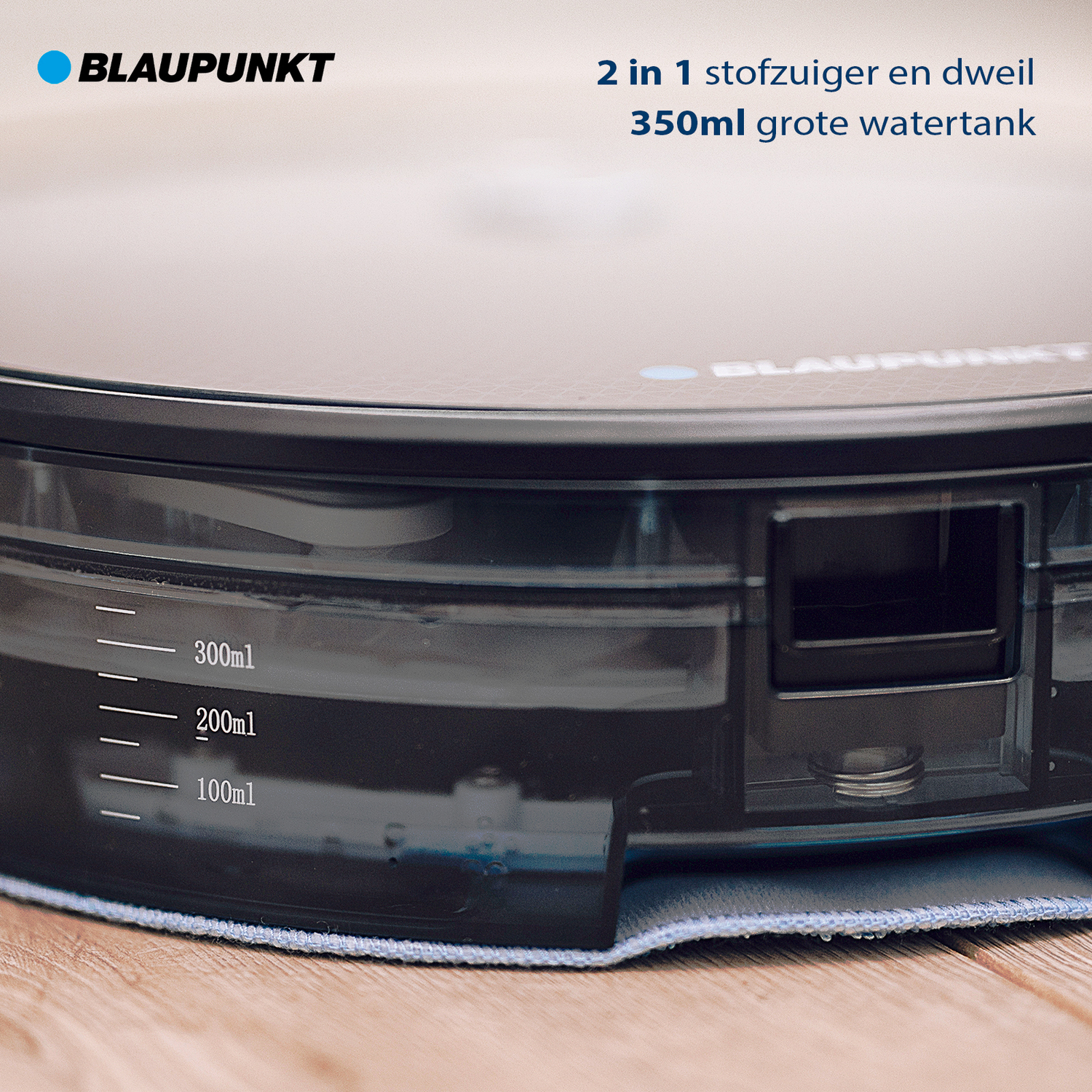 Zwarte Blaupunkt robotstofzuiger met grote watertank. Tekstlabels zichtbaar.