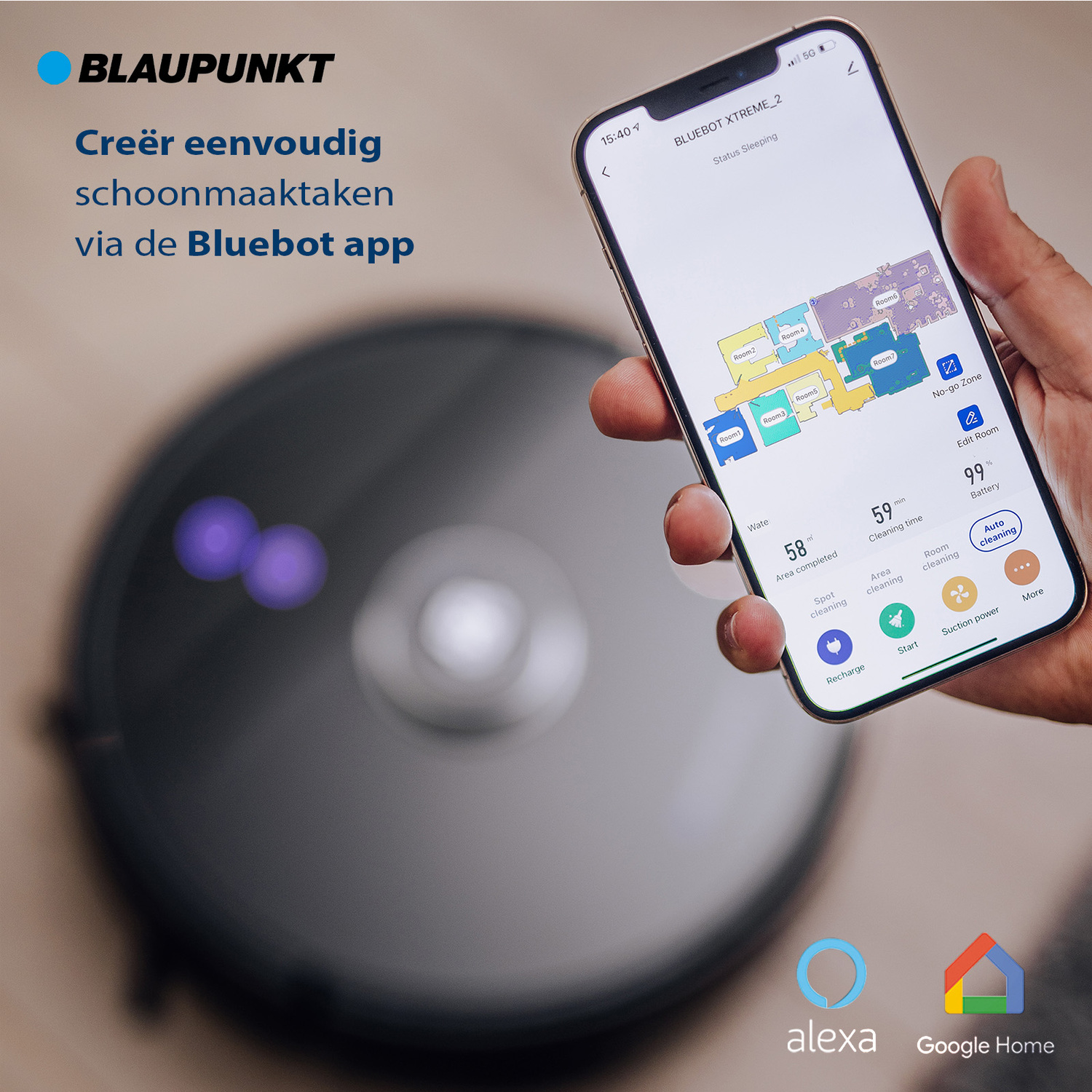 Een hand die een smartphone vasthoudt. Het scherm toont een kamerkaart van een app.