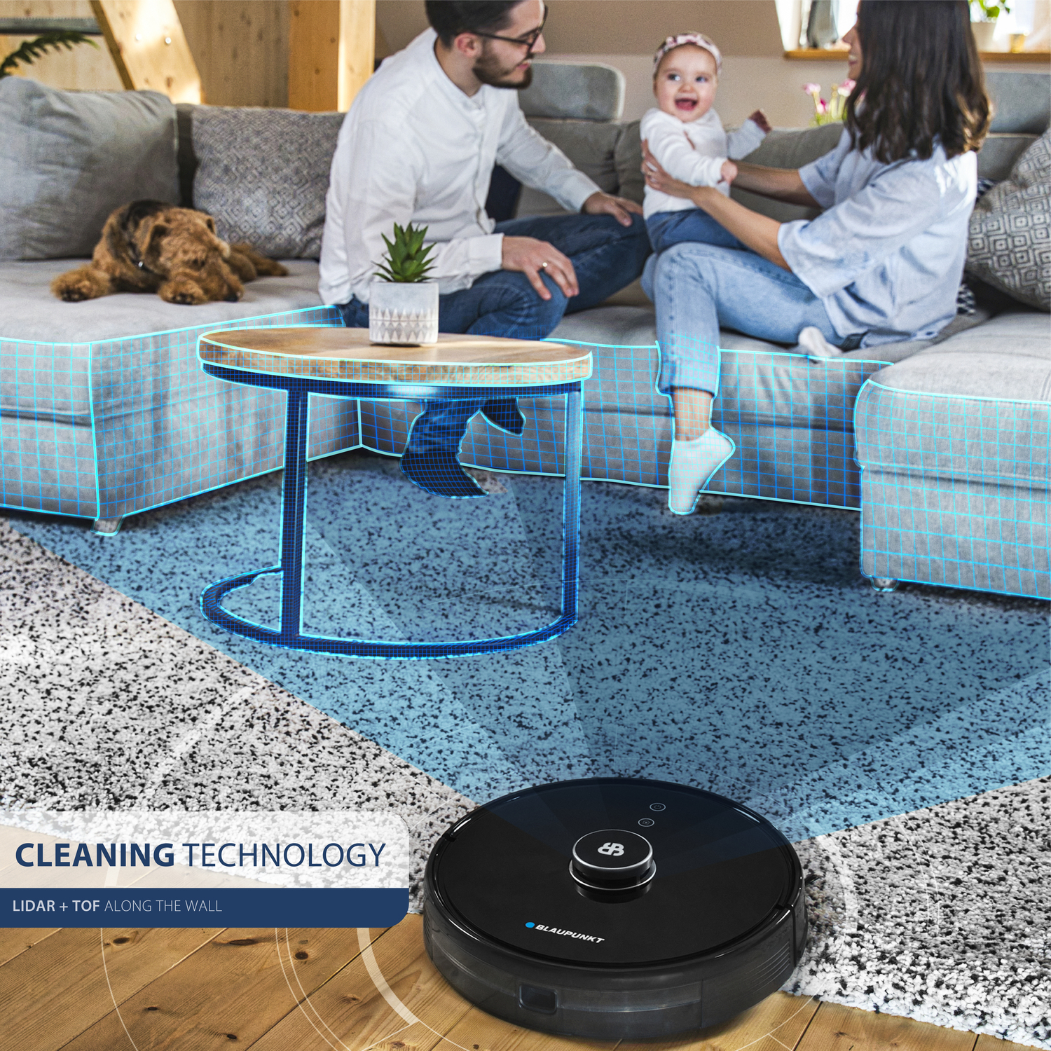 Robotstofzuiger op een tapijt, familie op de achtergrond.