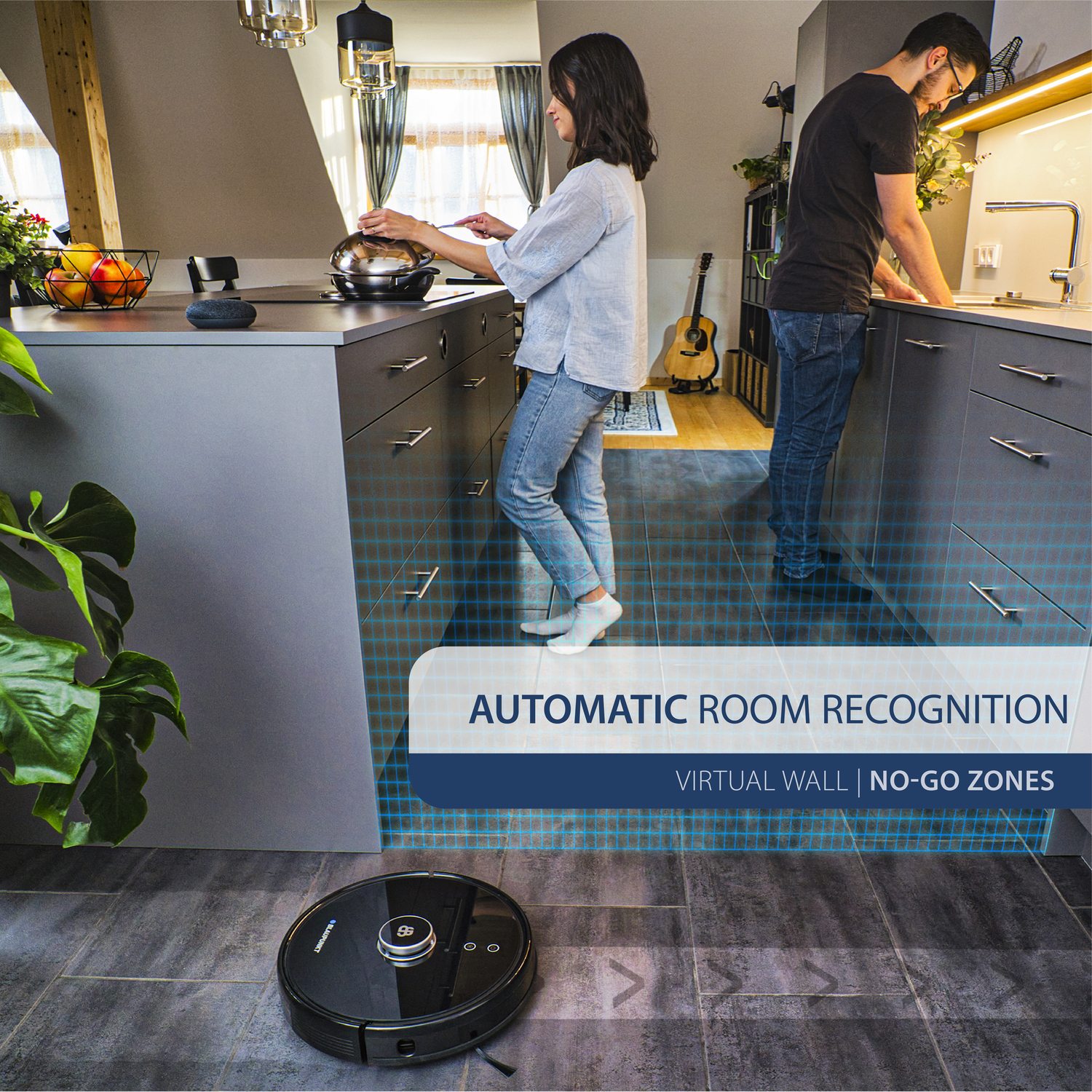 Een vrouw en een man in een keuken, een robotstofzuiger op de vloer.