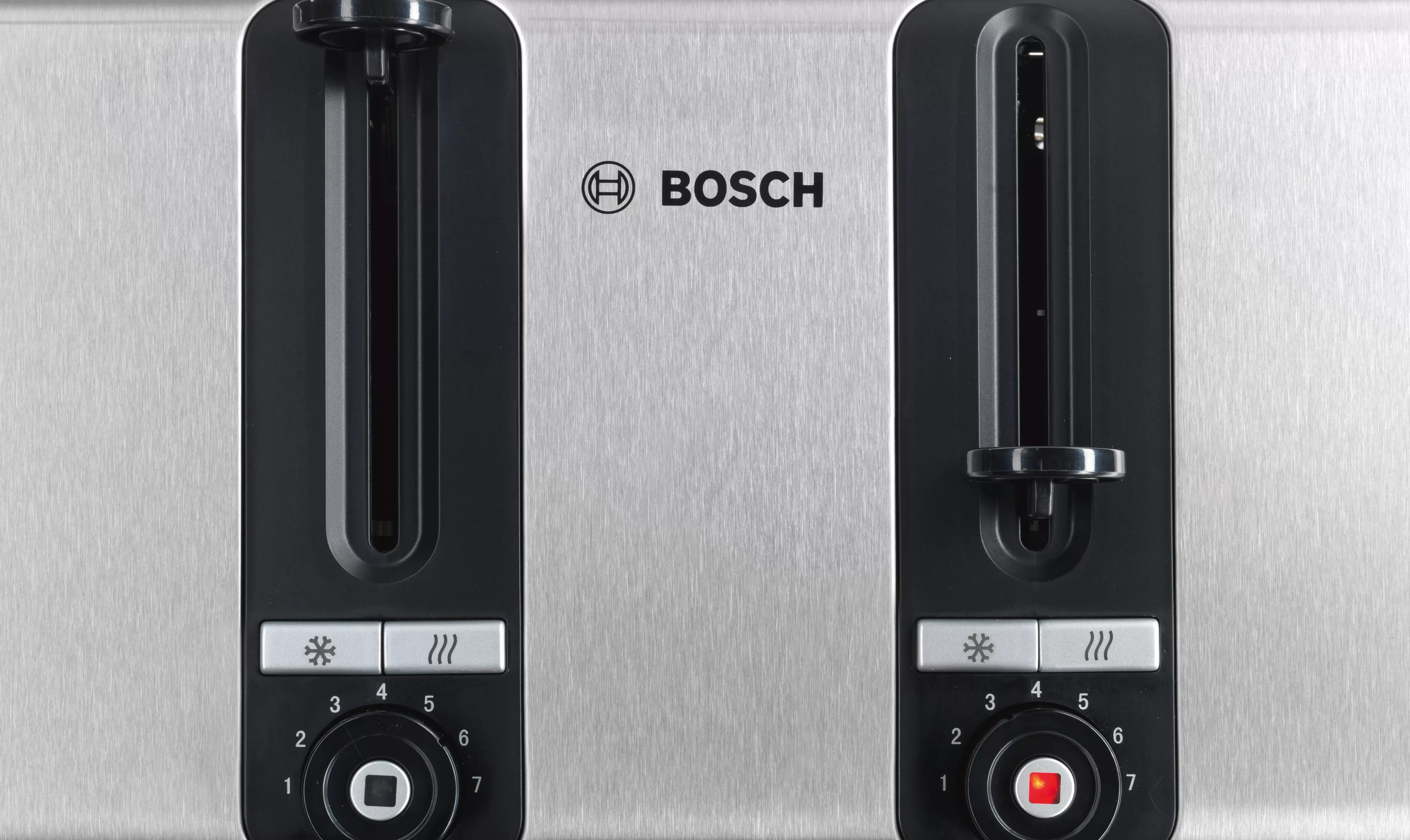 Közelkép egy Bosch kenyérpirítóról két nyílással, a beállításokkal ellátott vezérlőpanelt mutatja.