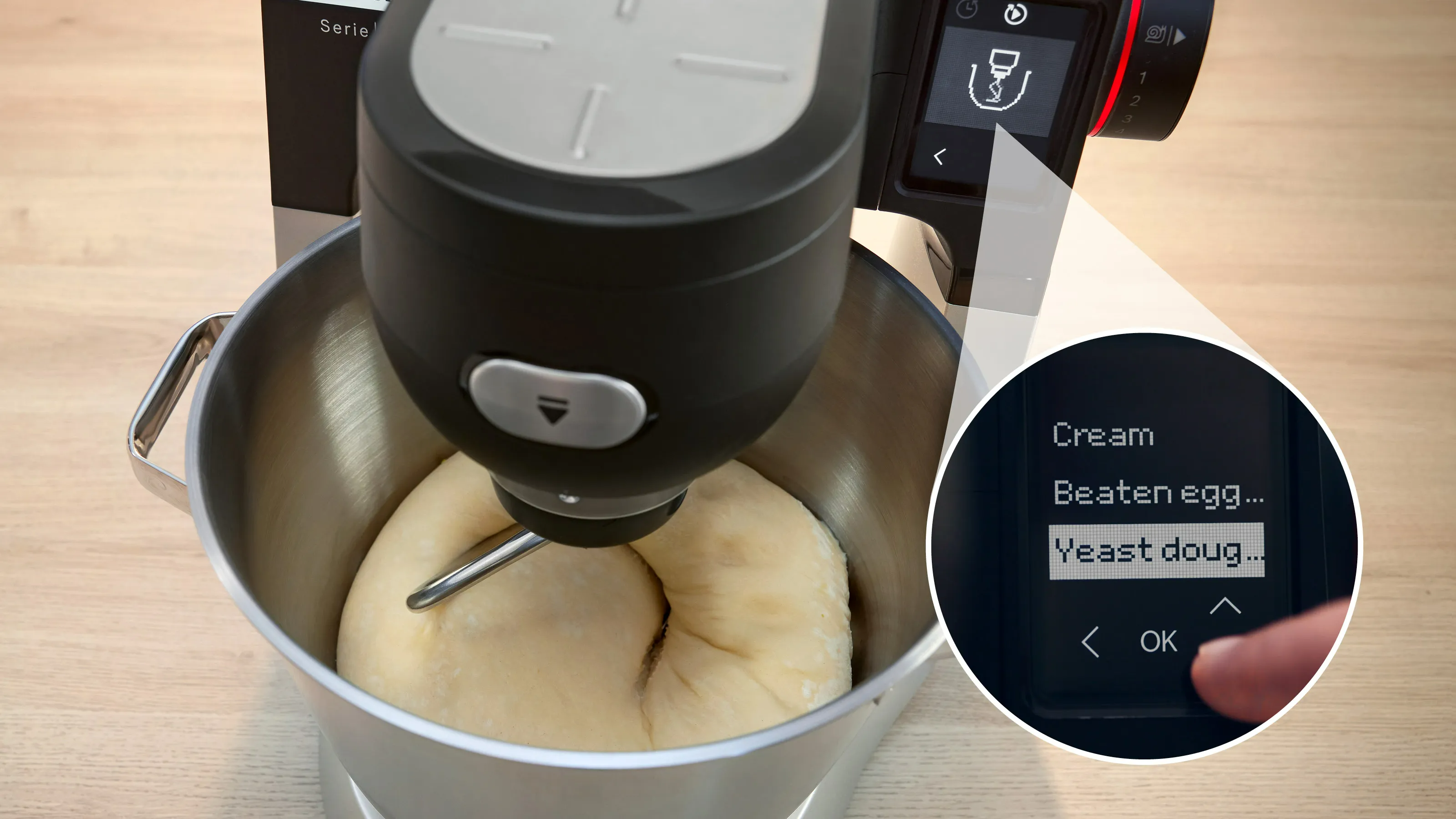 Egy mixer tésztával és egy képernyő opciókkal.