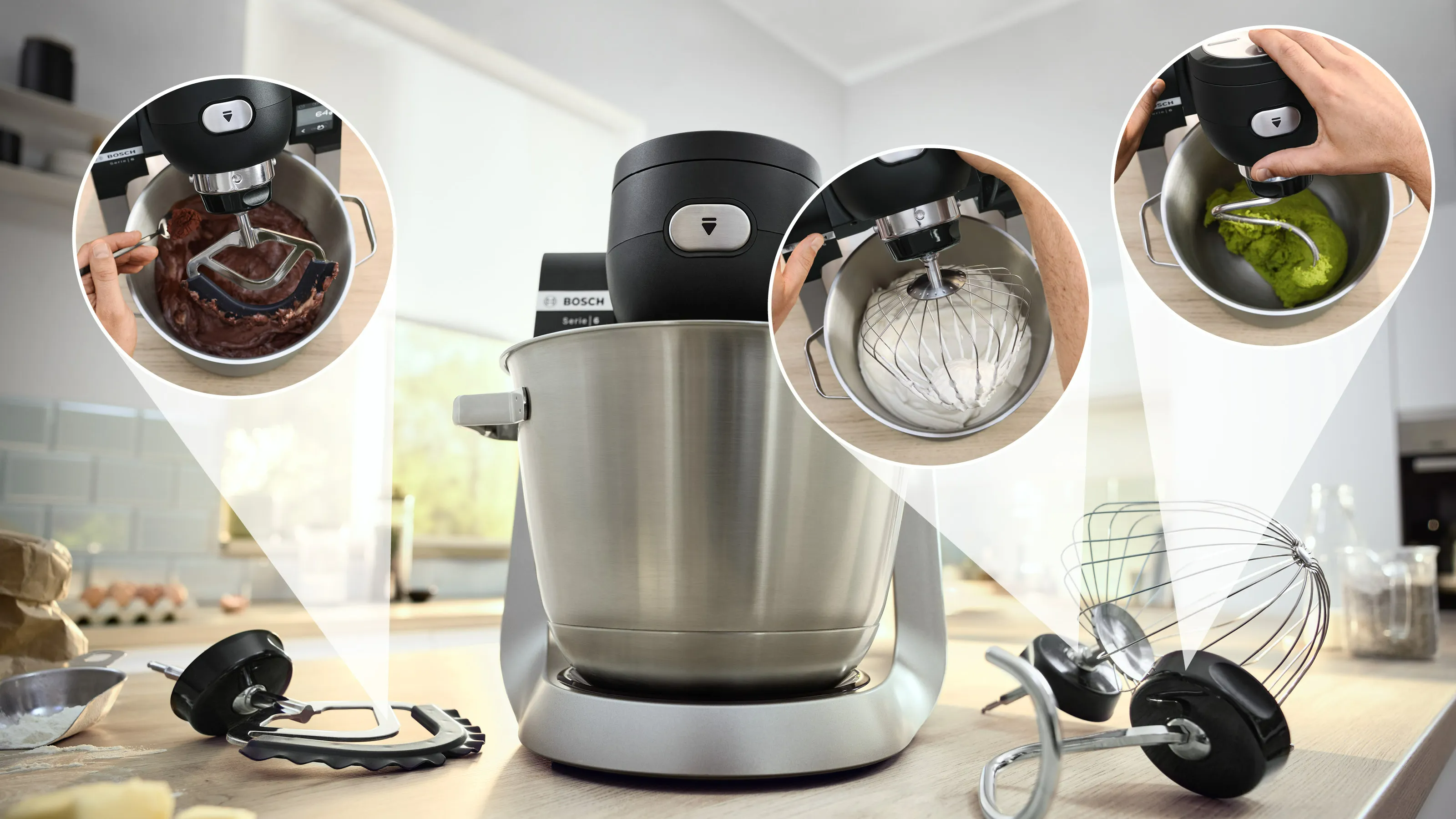 Egy ezüst állványos mixer tartozékokkal, a használat különböző szakaszait mutatva.