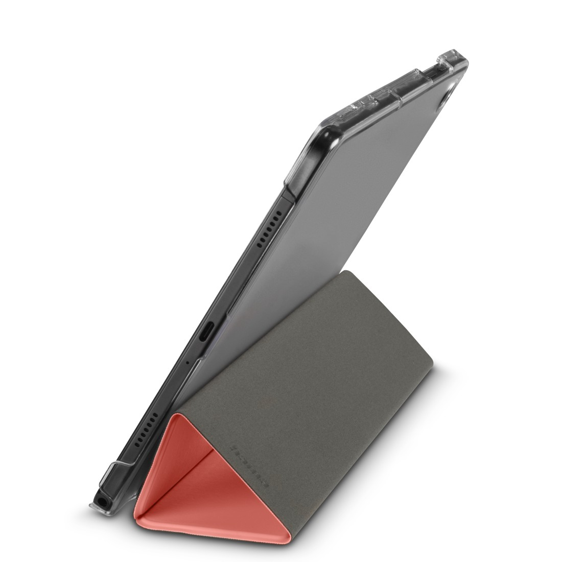 Tablet in einem Etui, das auf einem grau-roten, gefalteten Ständer steht. Weißer Hintergrund.
