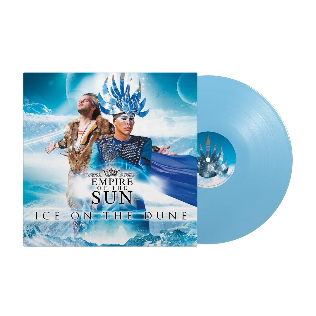 Albumcover von Empire of the Sun's 'Ice on the Dune' mit der Band und einer hellblauen Vinyl-Schallplatte.